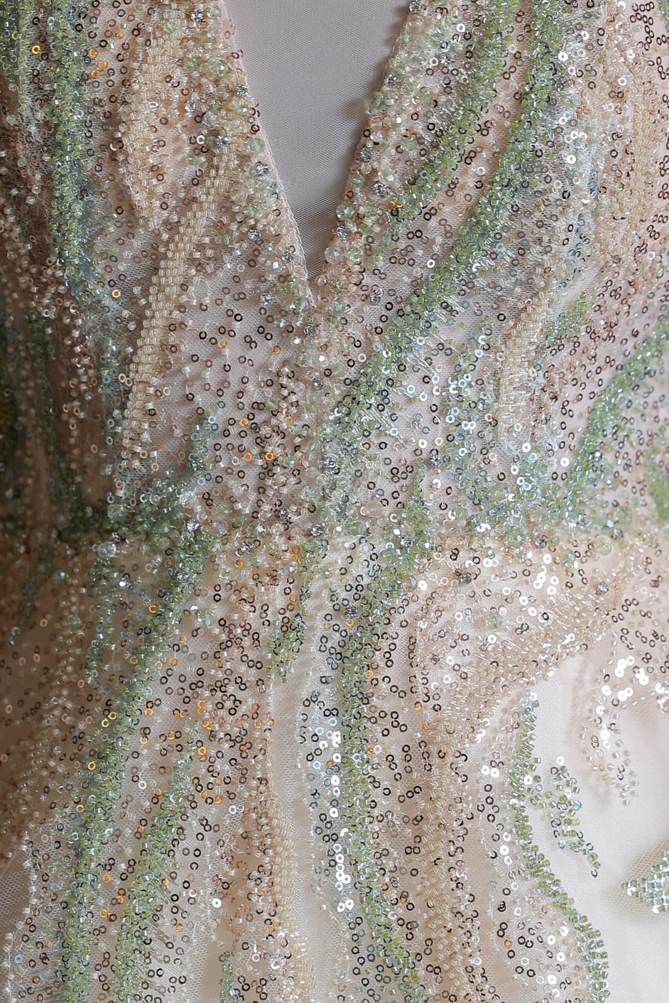 فستان سهرة أنيق بتطريز خرز مع أكمام كيب منفصلة