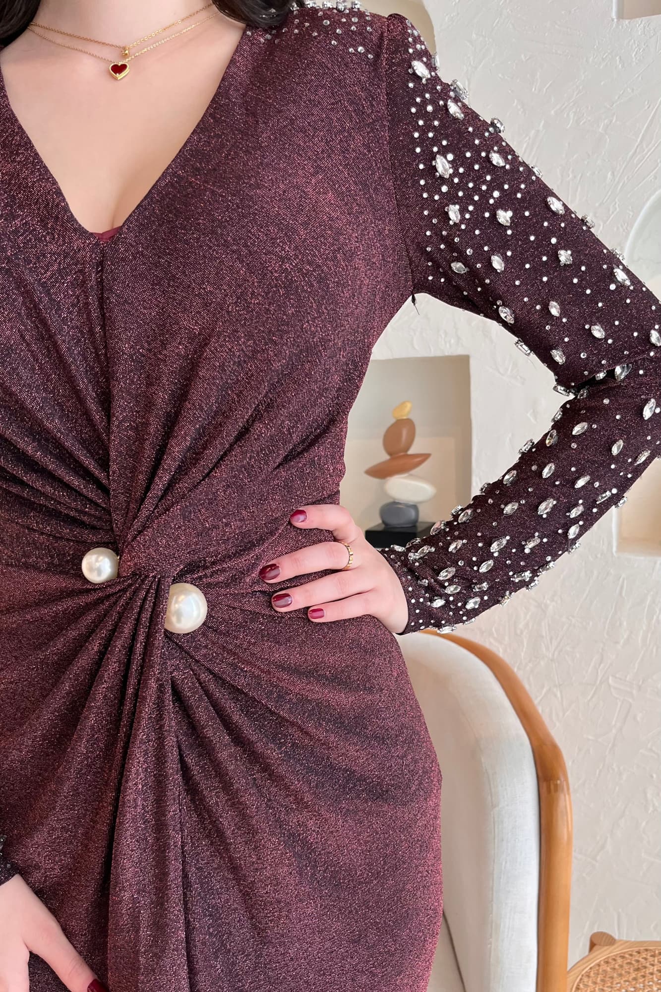 فستان سهره لماع مزين بالكرستال ولؤلؤ في المنتصف بنفسجي