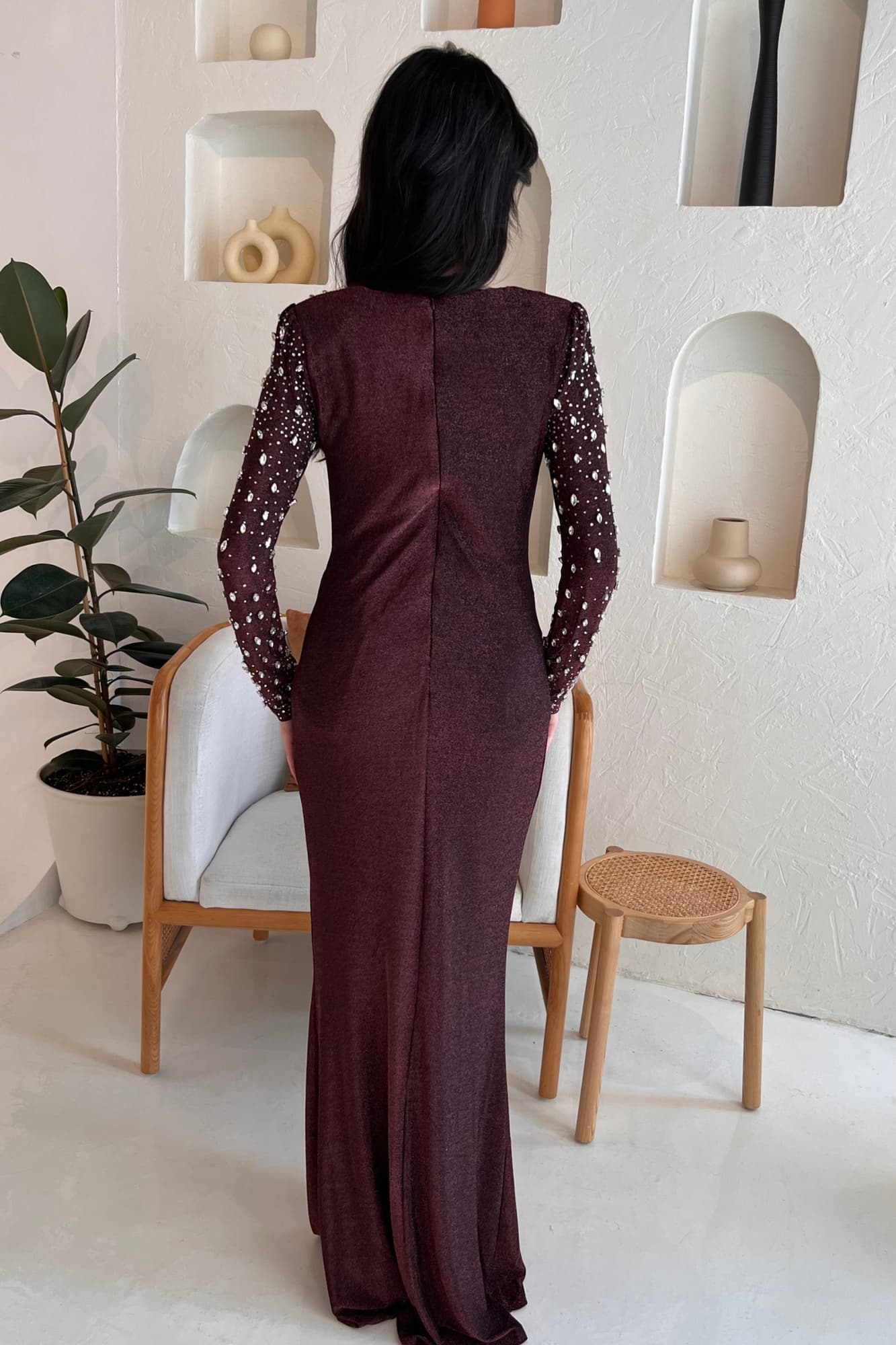 فستان سهره لماع مزين بالكرستال ولؤلؤ في المنتصف