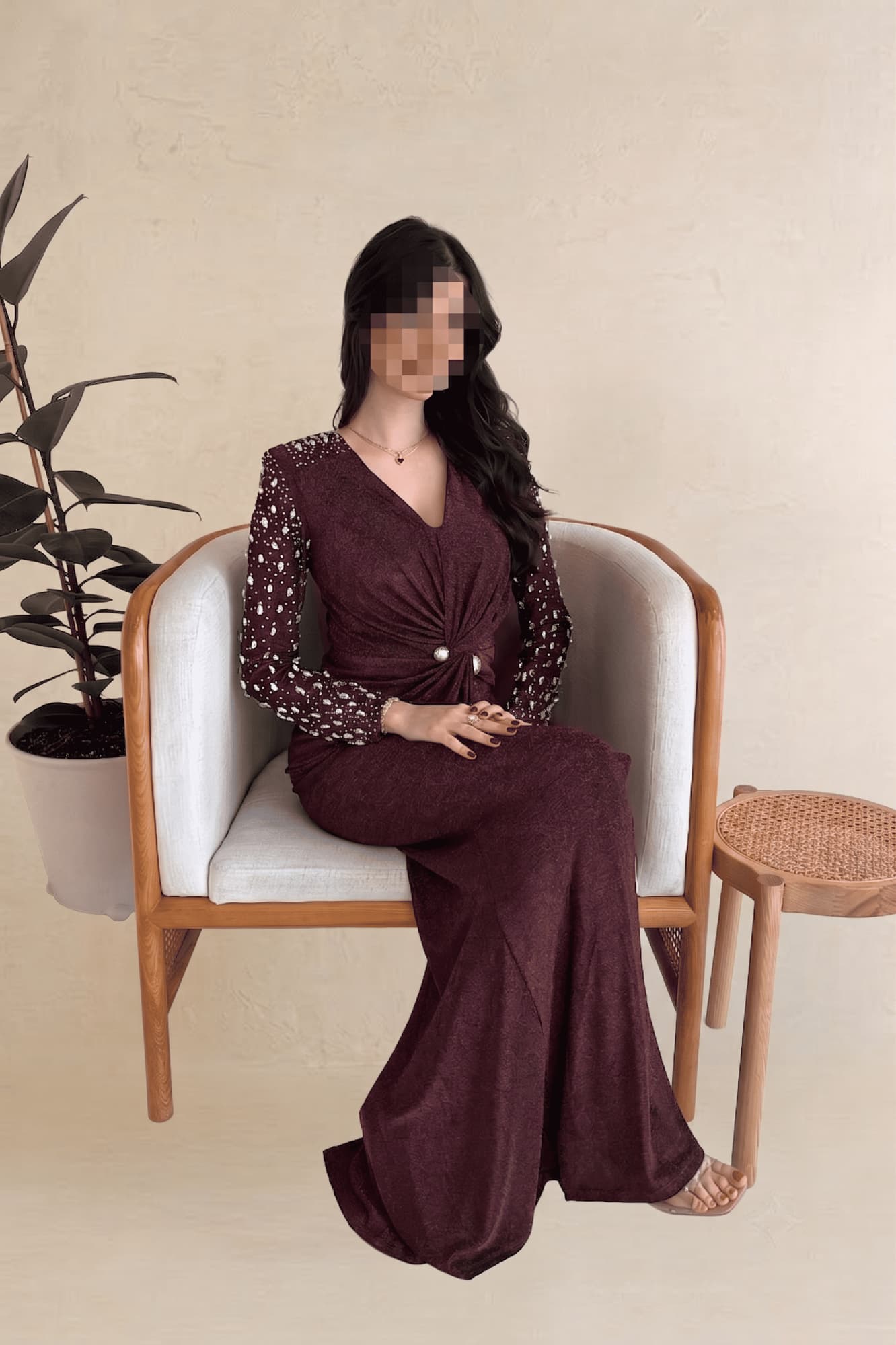 فستان سهره لماع مزين بالكرستال ولؤلؤ في المنتصف