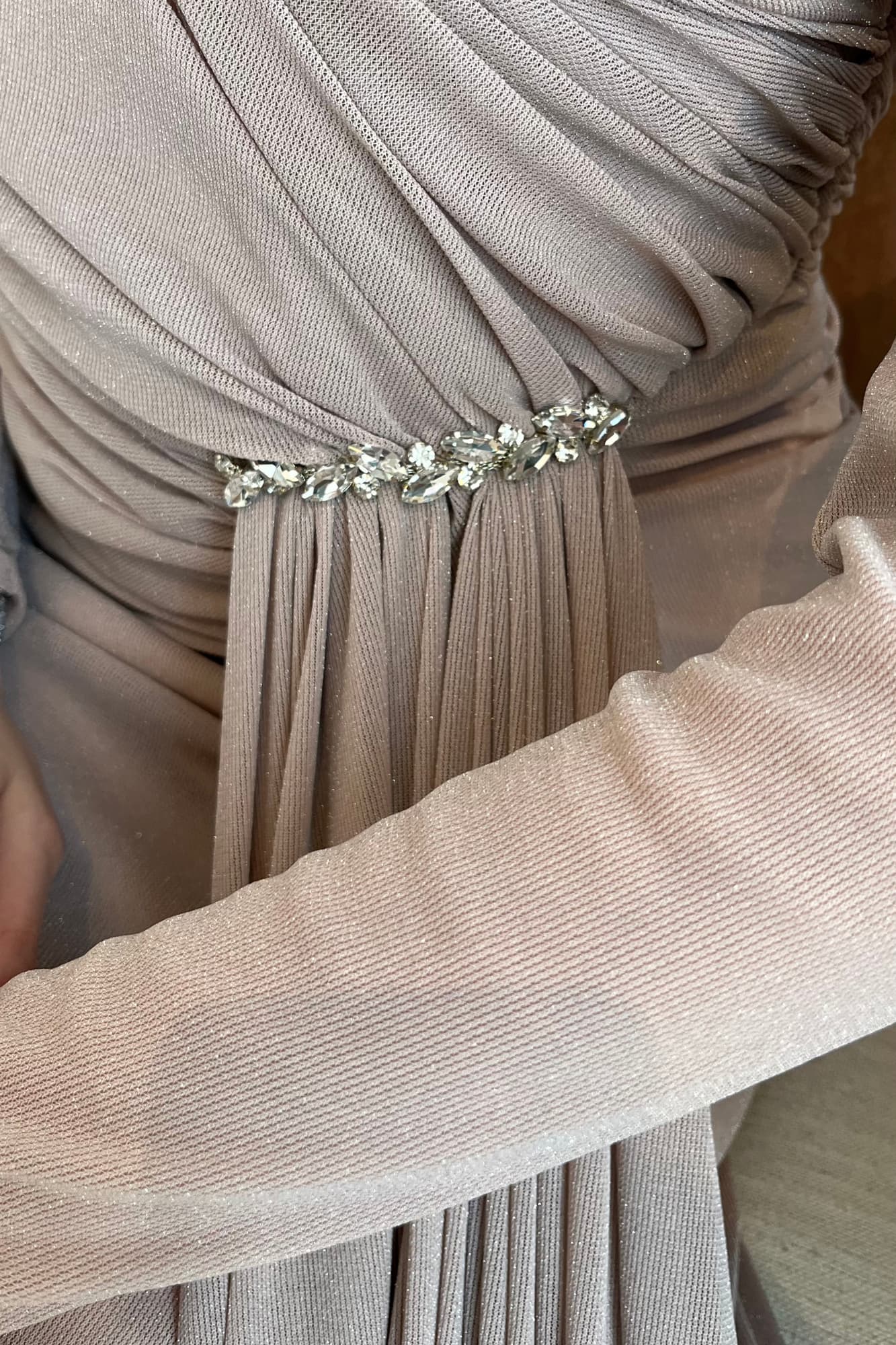 فستان سهره راقي مع قصة ملفوفه عند الصدر لحمي فاتح