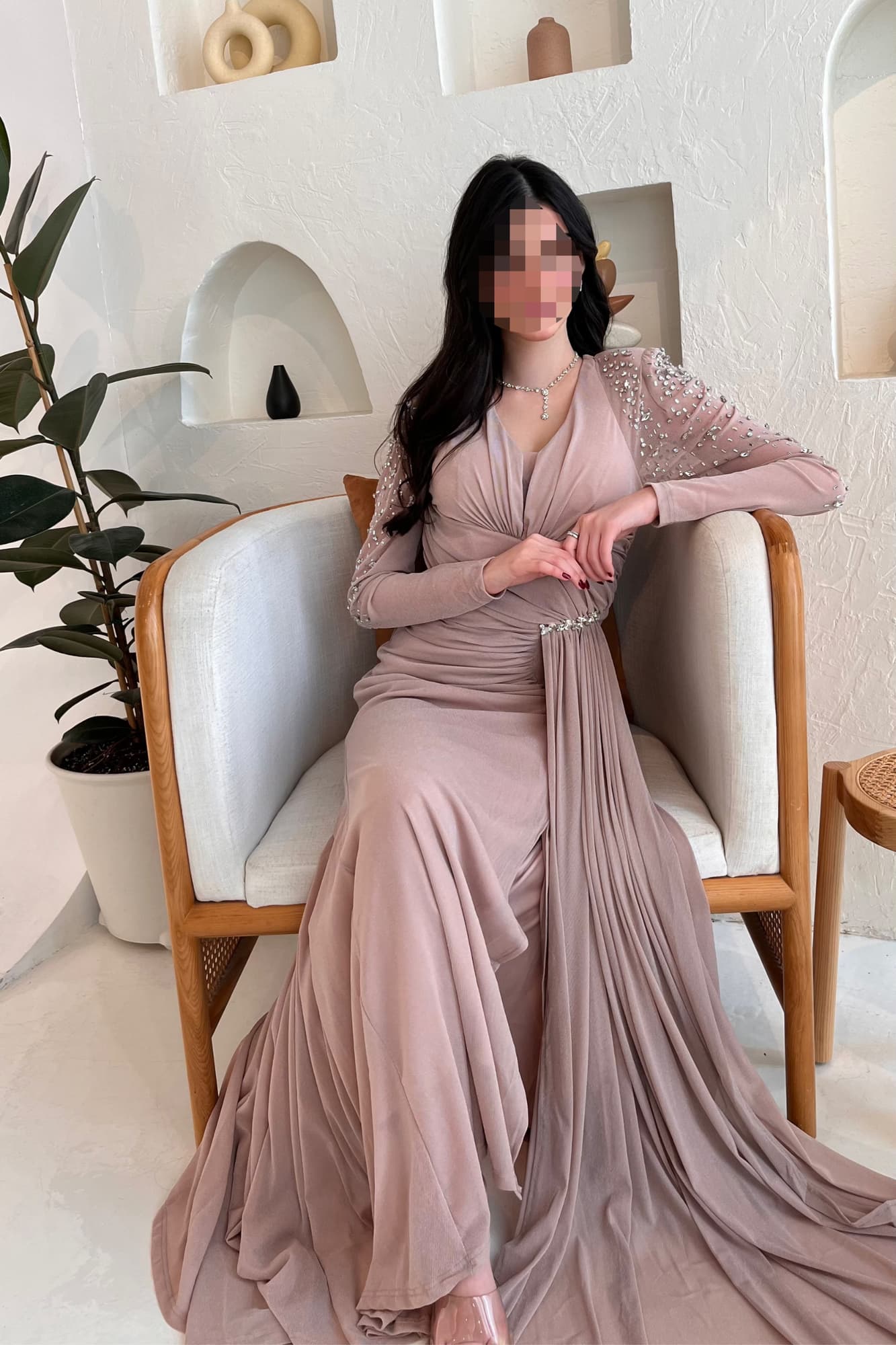 فستان سهره راقي مع قصة ملفوفه عند الصدر