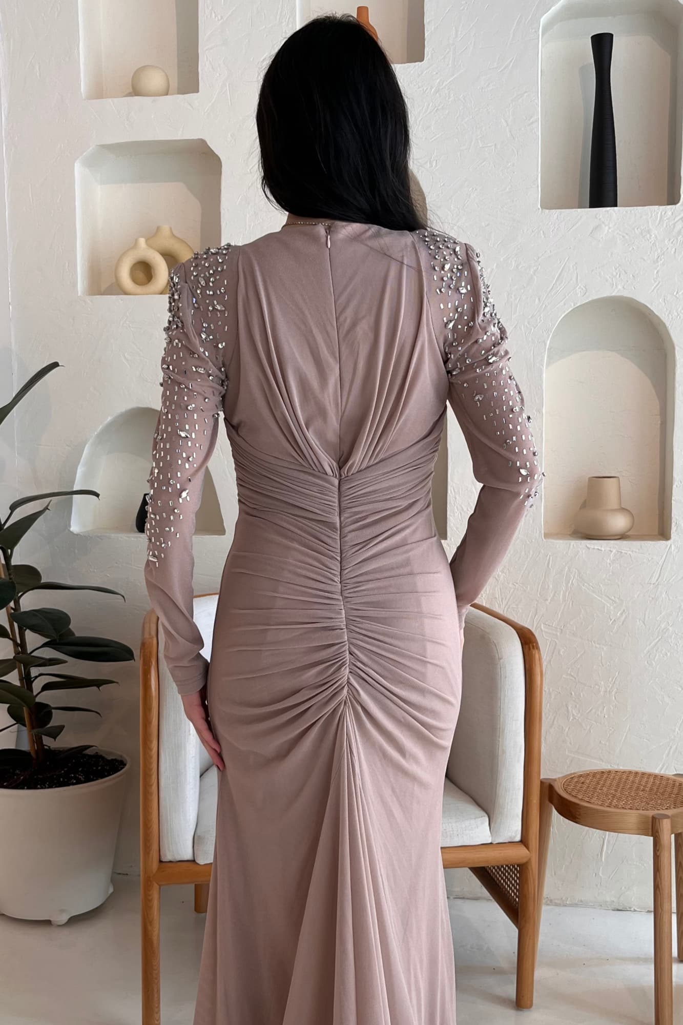 فستان سهره راقي مع قصة ملفوفه عند الصدر