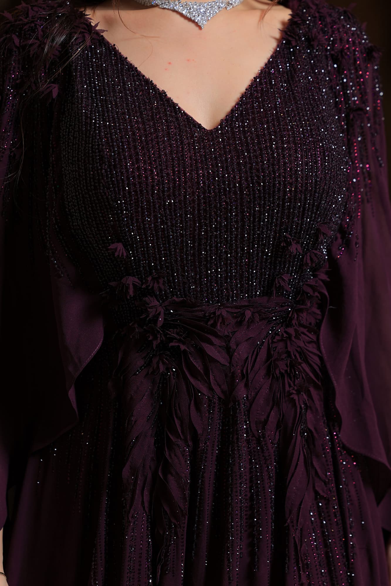 فستان سهرة بلونه البنفسجي العميق يعكس الأناقة والفخامة بأسلوب ساحر بنفسجي غامق