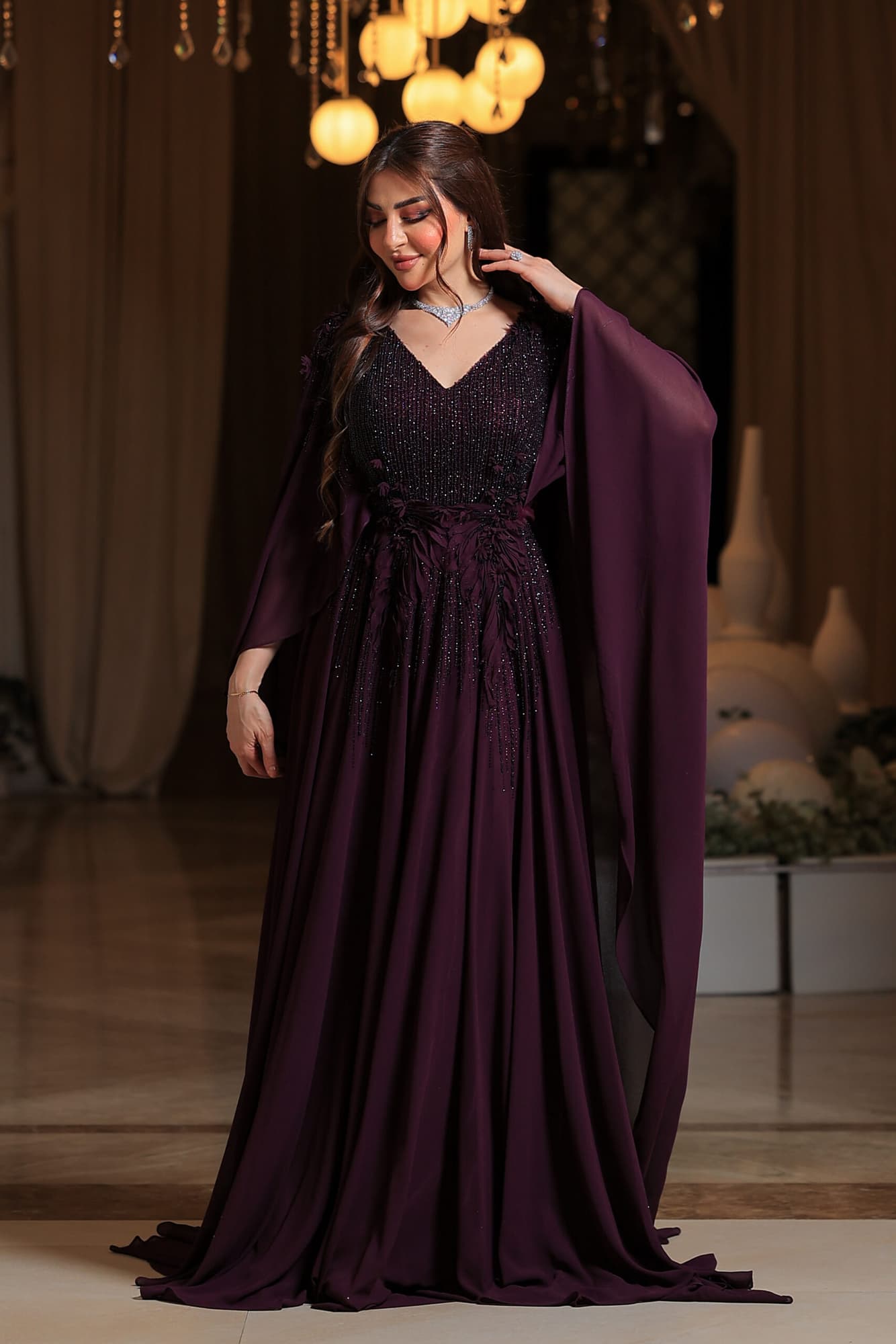 فستان سهرة بلونه البنفسجي العميق يعكس الأناقة والفخامة بأسلوب ساحر