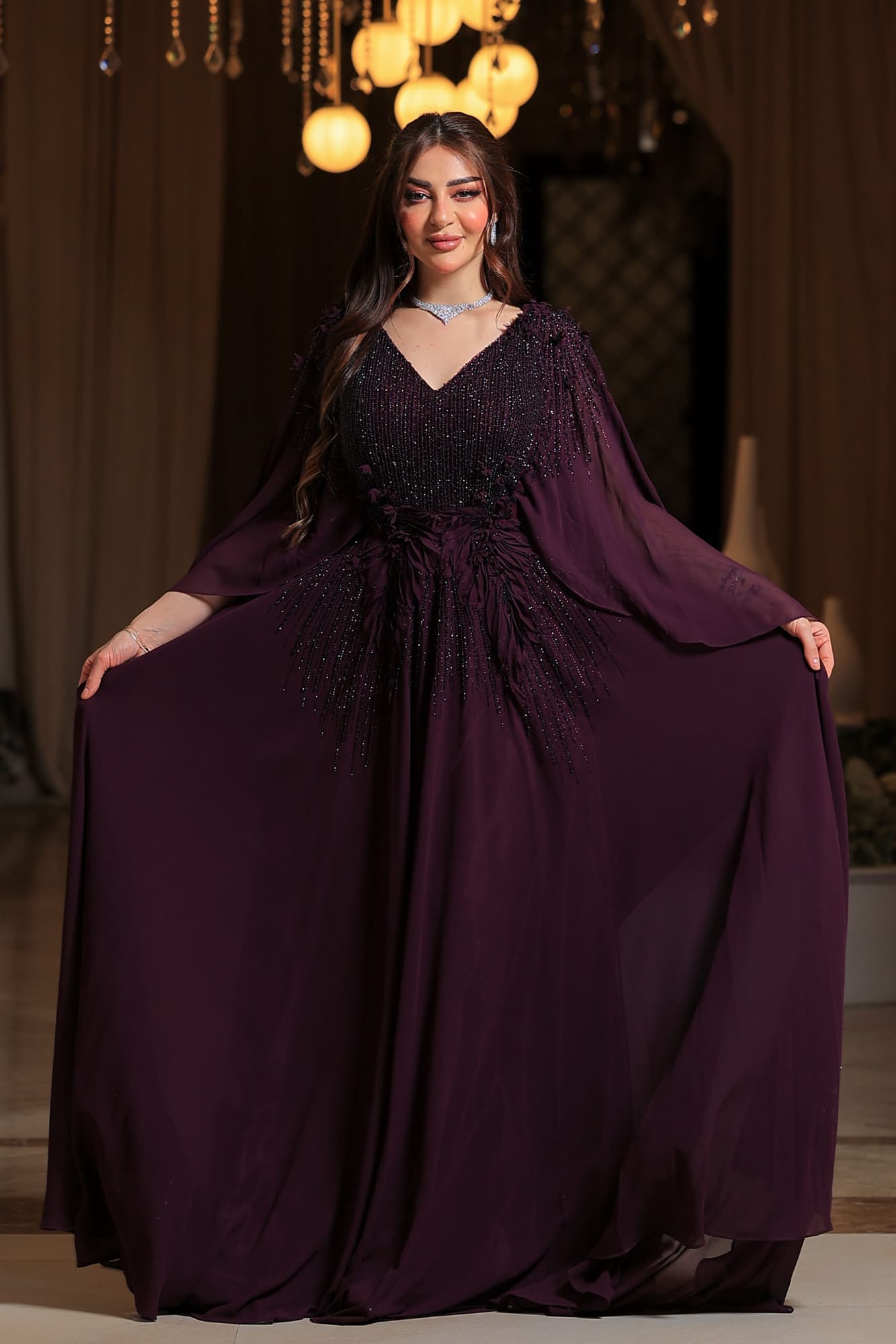 فستان سهرة بلونه البنفسجي العميق يعكس الأناقة والفخامة بأسلوب ساحر