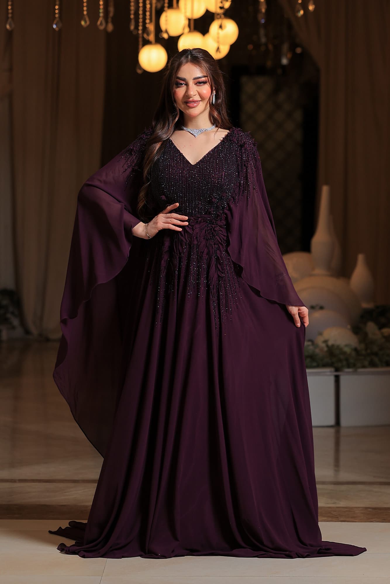 فستان سهرة بلونه البنفسجي العميق يعكس الأناقة والفخامة بأسلوب ساحر