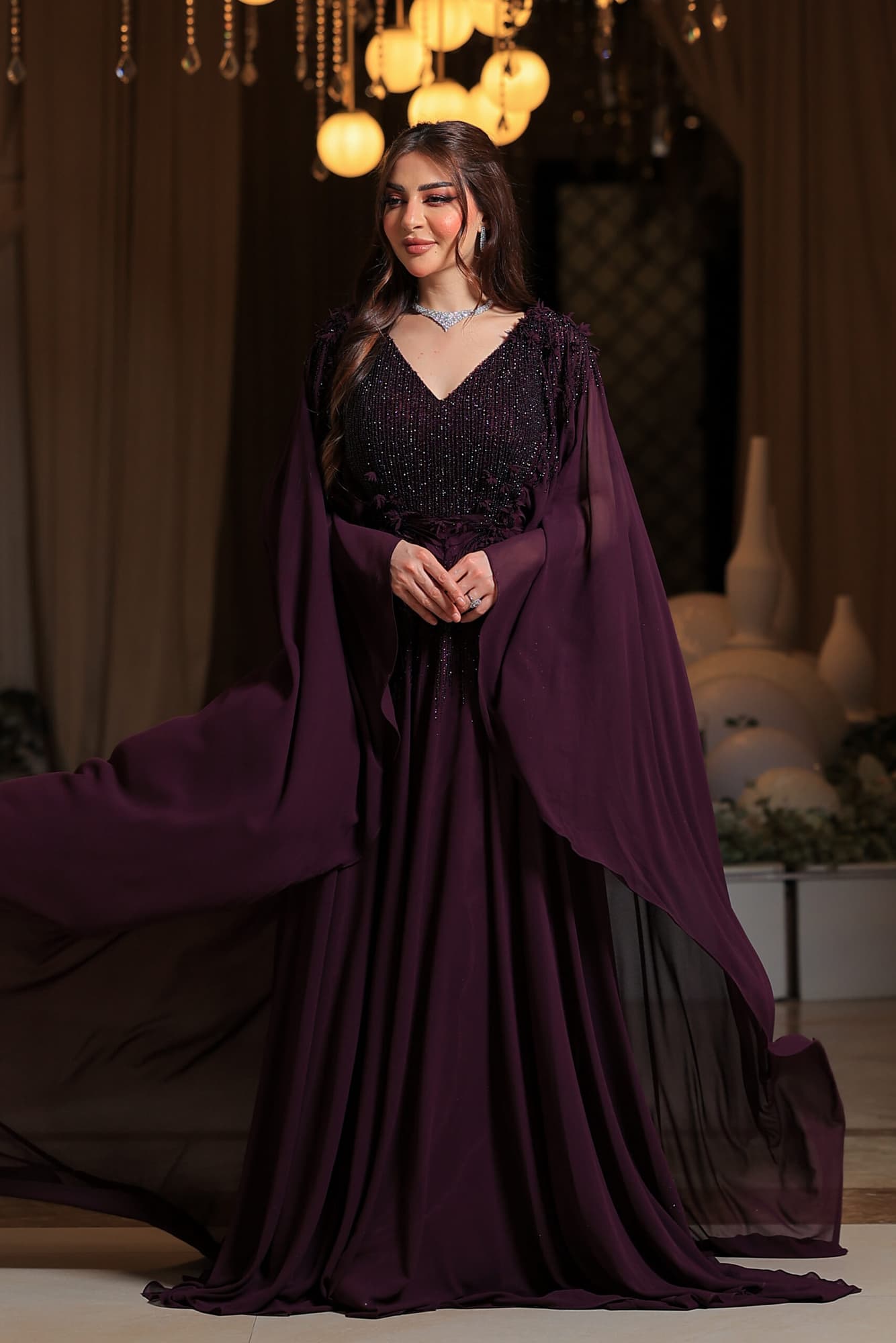 فستان سهرة بلونه البنفسجي العميق يعكس الأناقة والفخامة بأسلوب ساحر