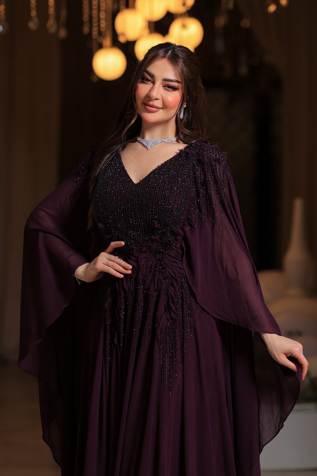 فستان سهرة بلونه البنفسجي العميق يعكس الأناقة والفخامة بأسلوب ساحر