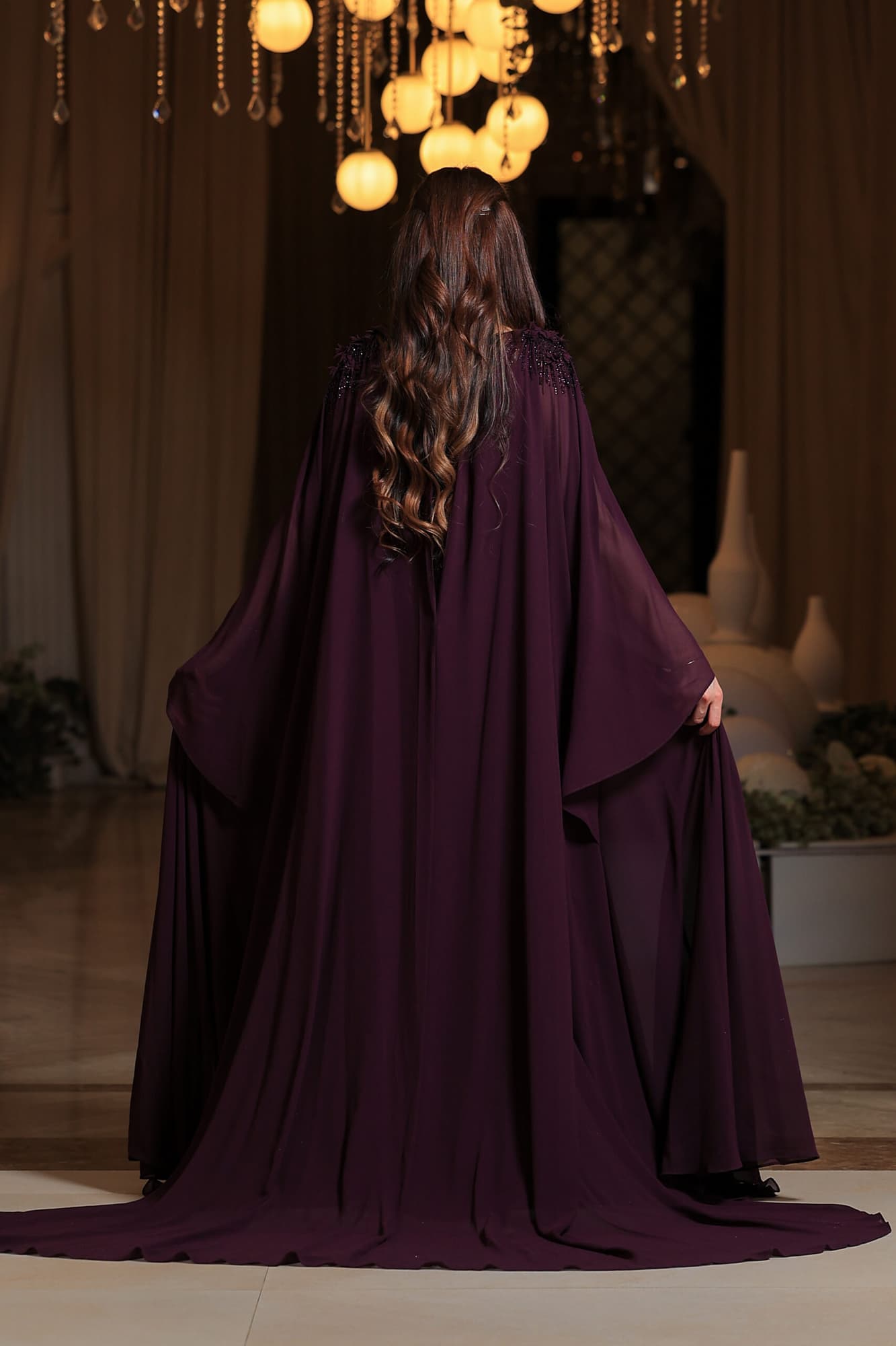 فستان سهرة بلونه البنفسجي العميق يعكس الأناقة والفخامة بأسلوب ساحر