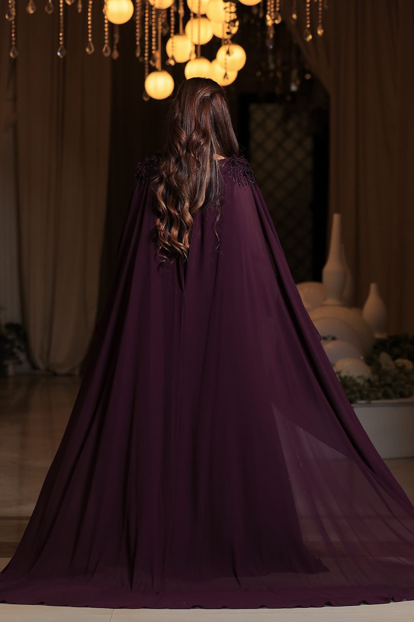 فستان سهرة بلونه البنفسجي العميق يعكس الأناقة والفخامة بأسلوب ساحر