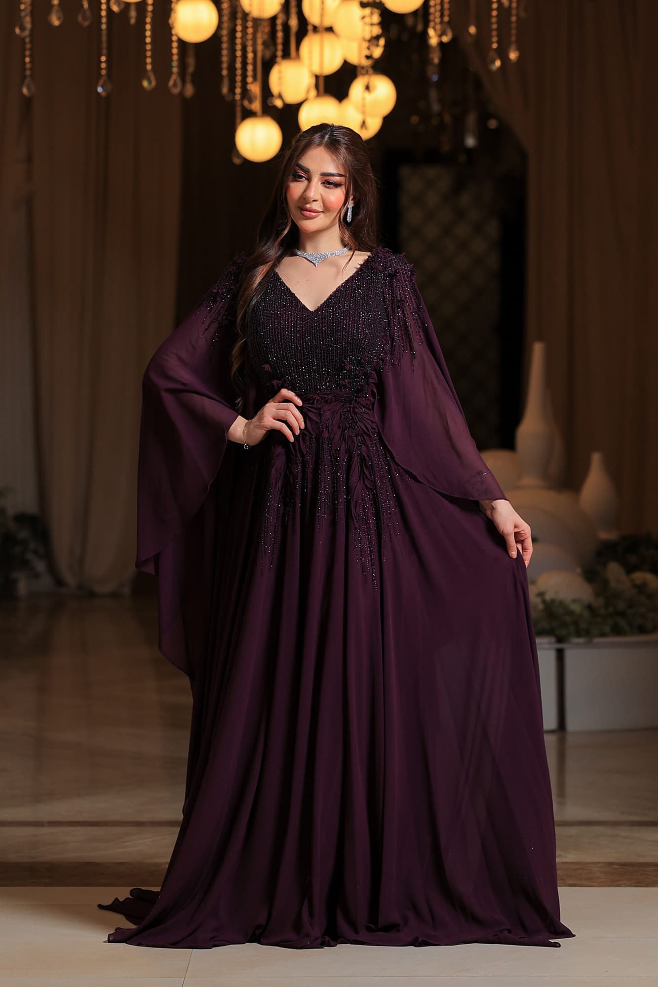 فستان سهرة بلونه البنفسجي العميق يعكس الأناقة والفخامة بأسلوب ساحر