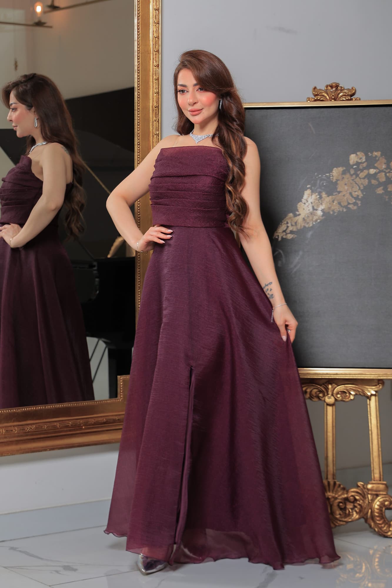 فستان سهرة ناعم بقصة اكتاف مكشوفة