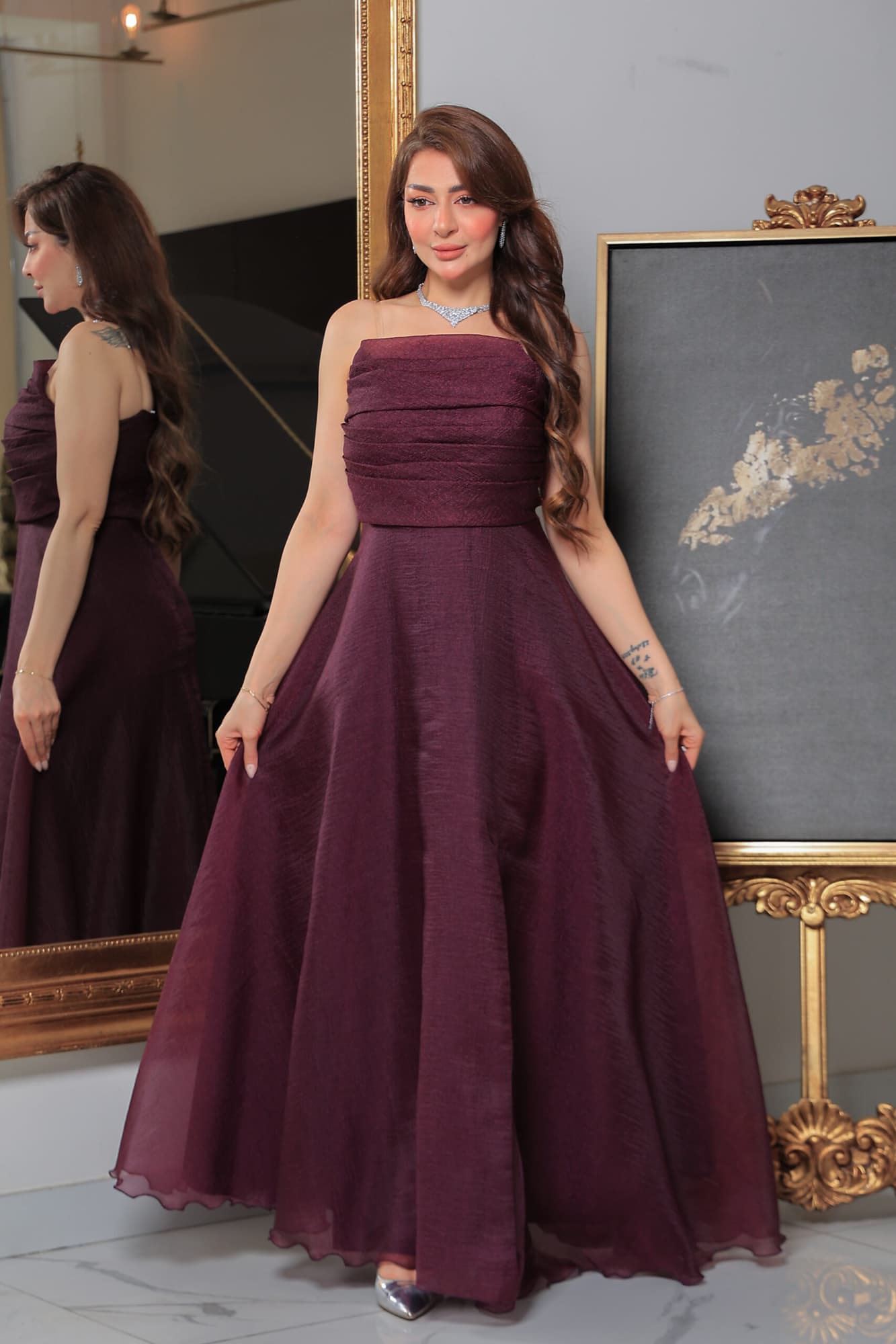 فستان سهرة ناعم بقصة اكتاف مكشوفة