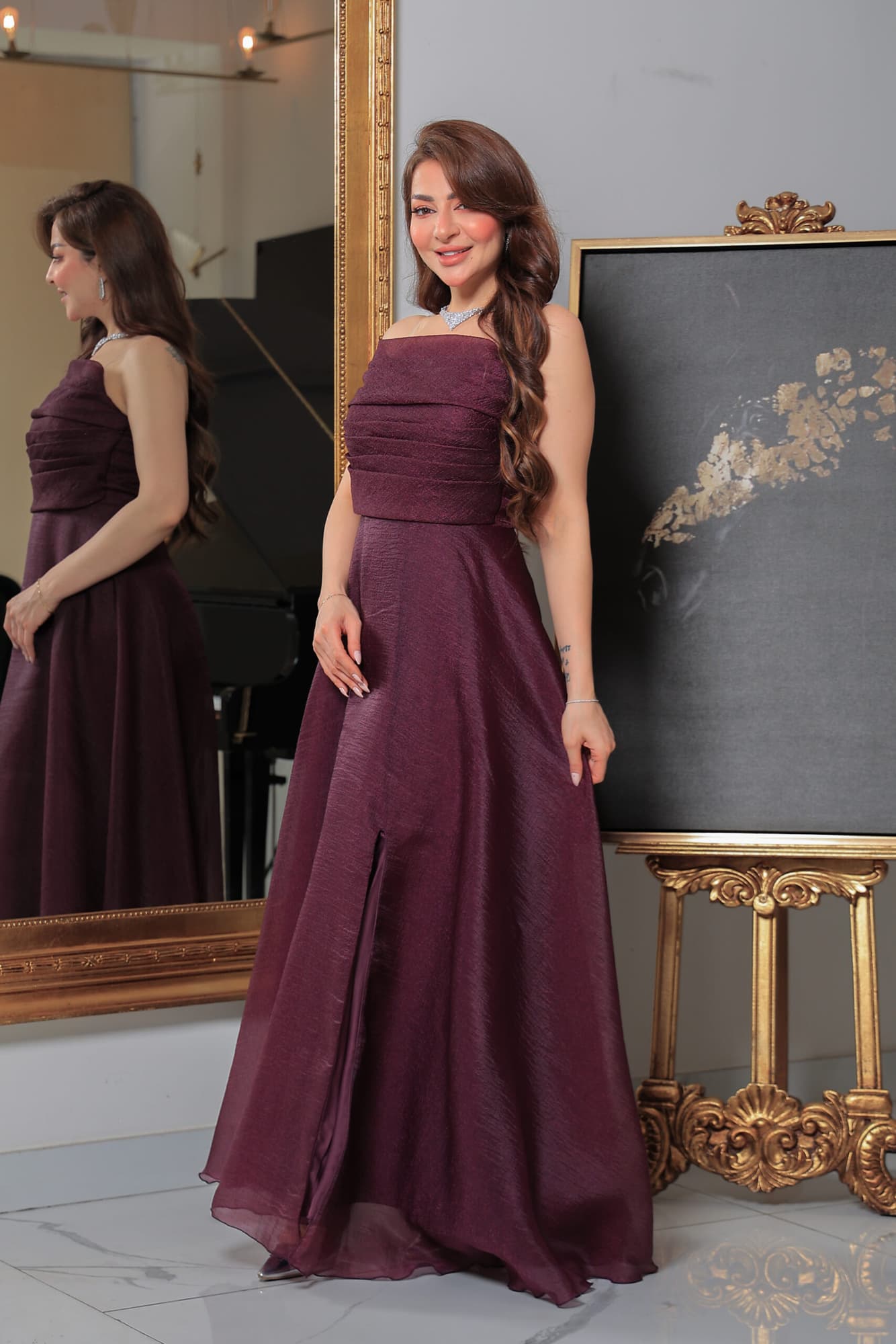 فستان سهرة ناعم بقصة اكتاف مكشوفة