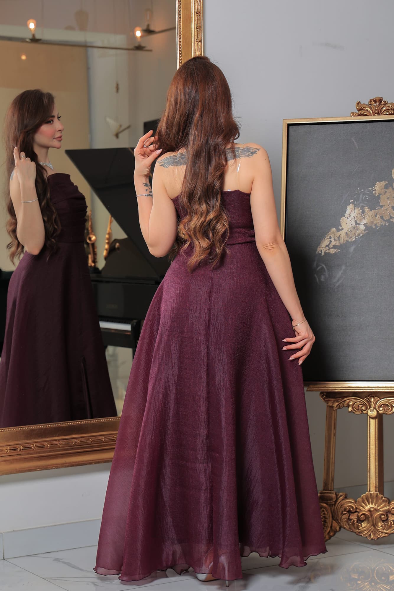 فستان سهرة ناعم بقصة اكتاف مكشوفة