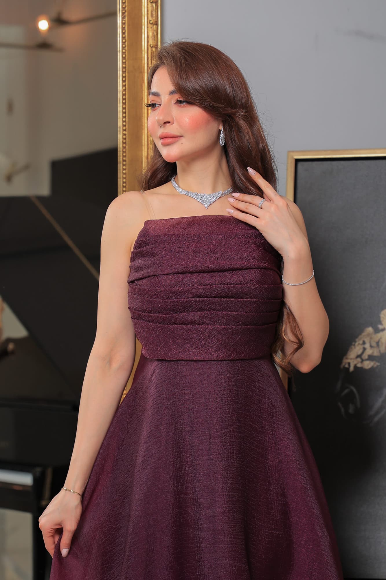 فستان سهرة ناعم بقصة اكتاف مكشوفة