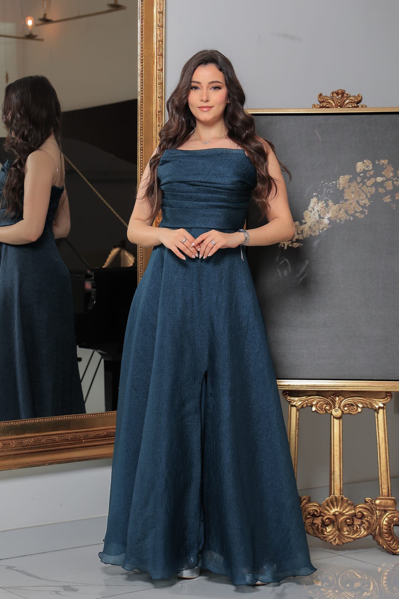 فستان سهرة ناعم بقصة اكتاف مكشوفة