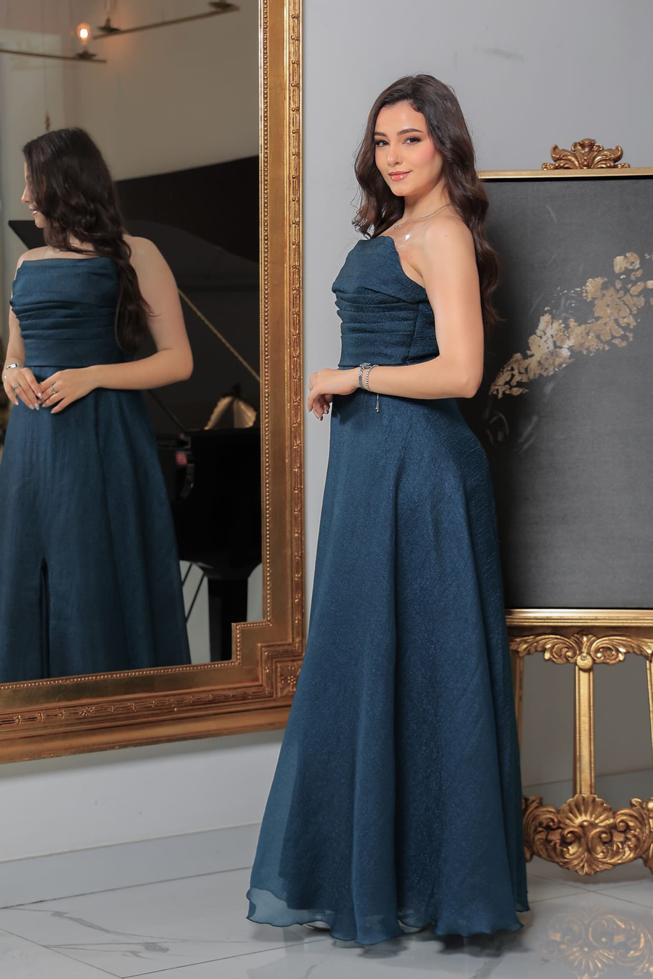 فستان سهرة ناعم بقصة اكتاف مكشوفة