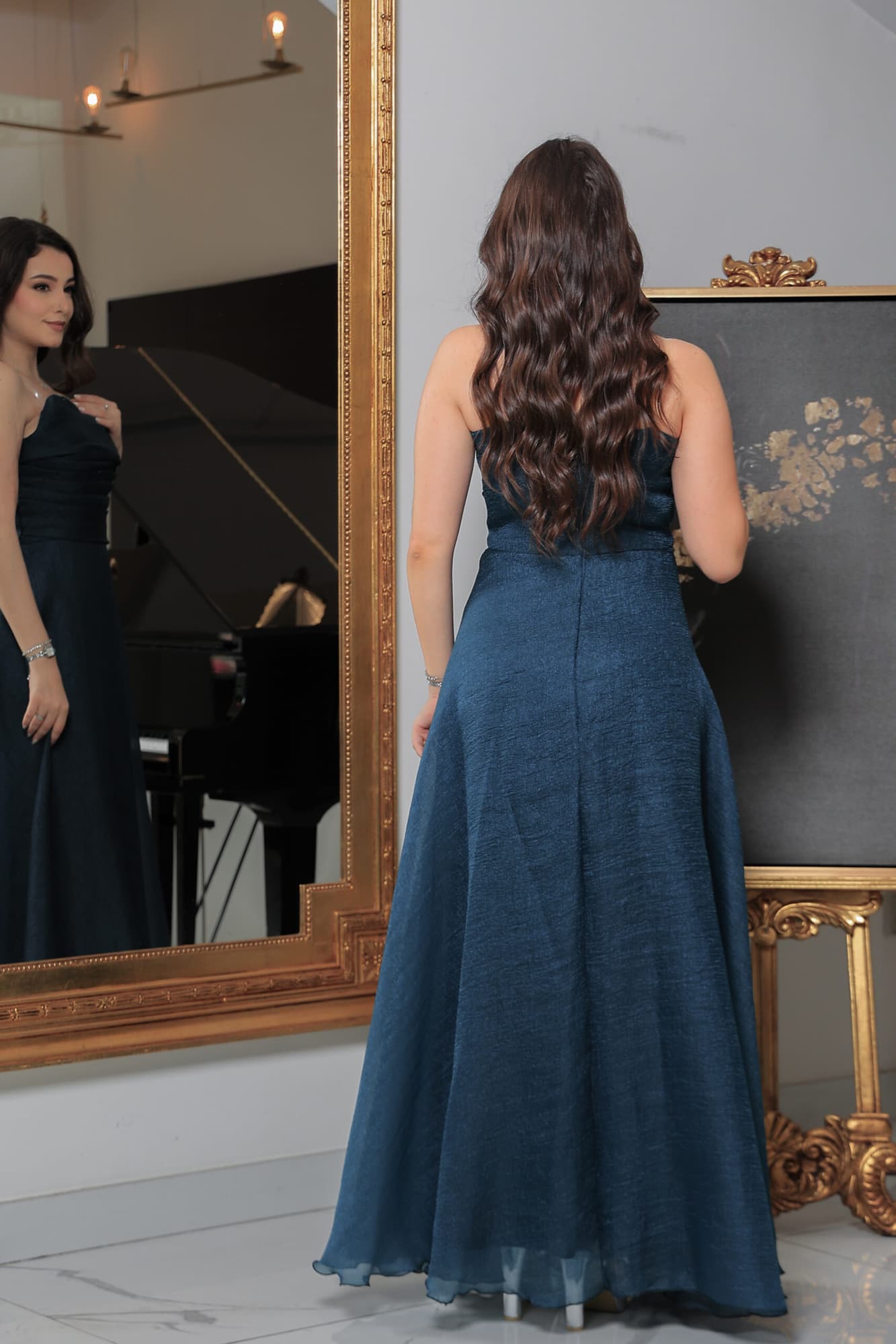 فستان سهرة ناعم بقصة اكتاف مكشوفة