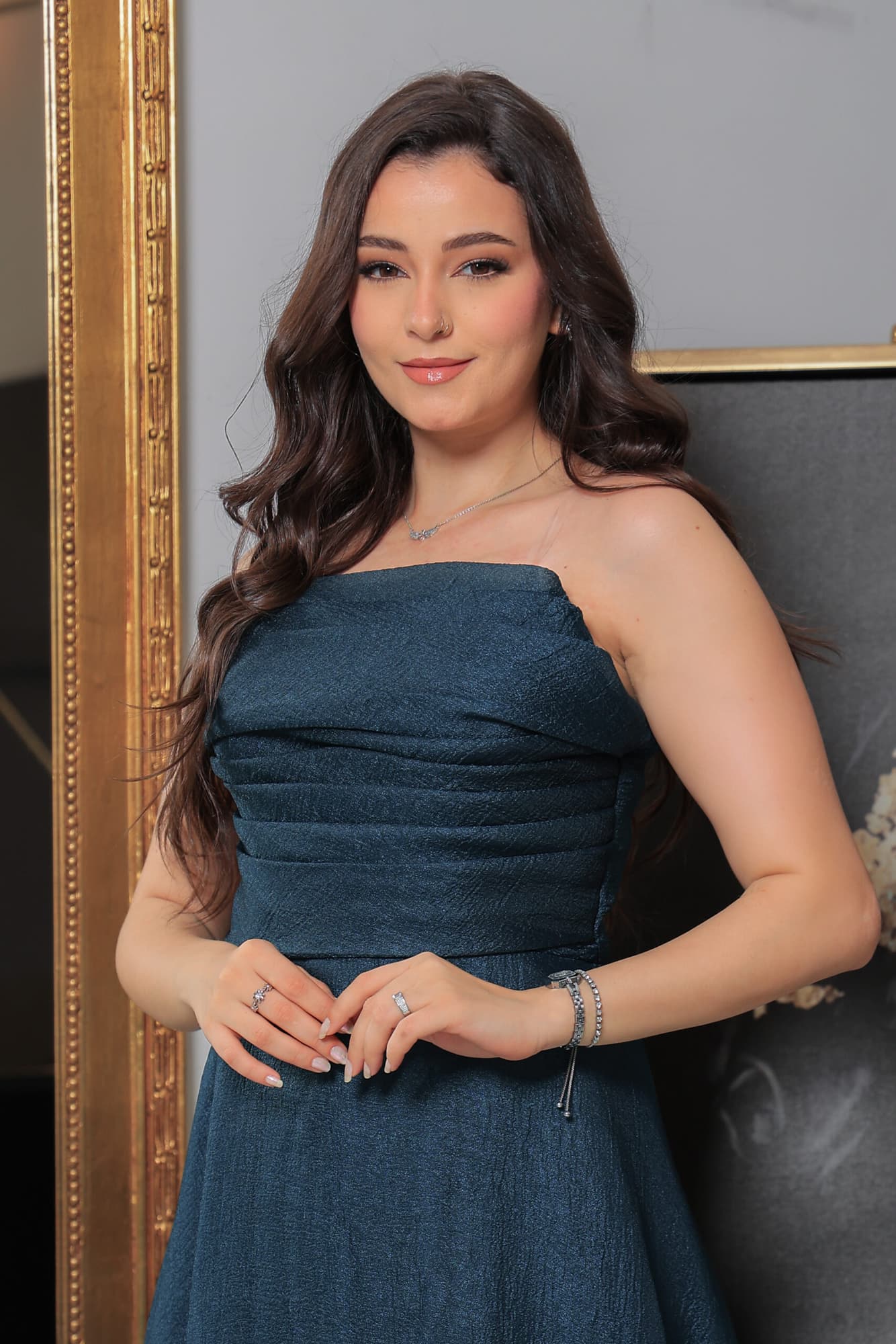 فستان سهرة ناعم بقصة اكتاف مكشوفة