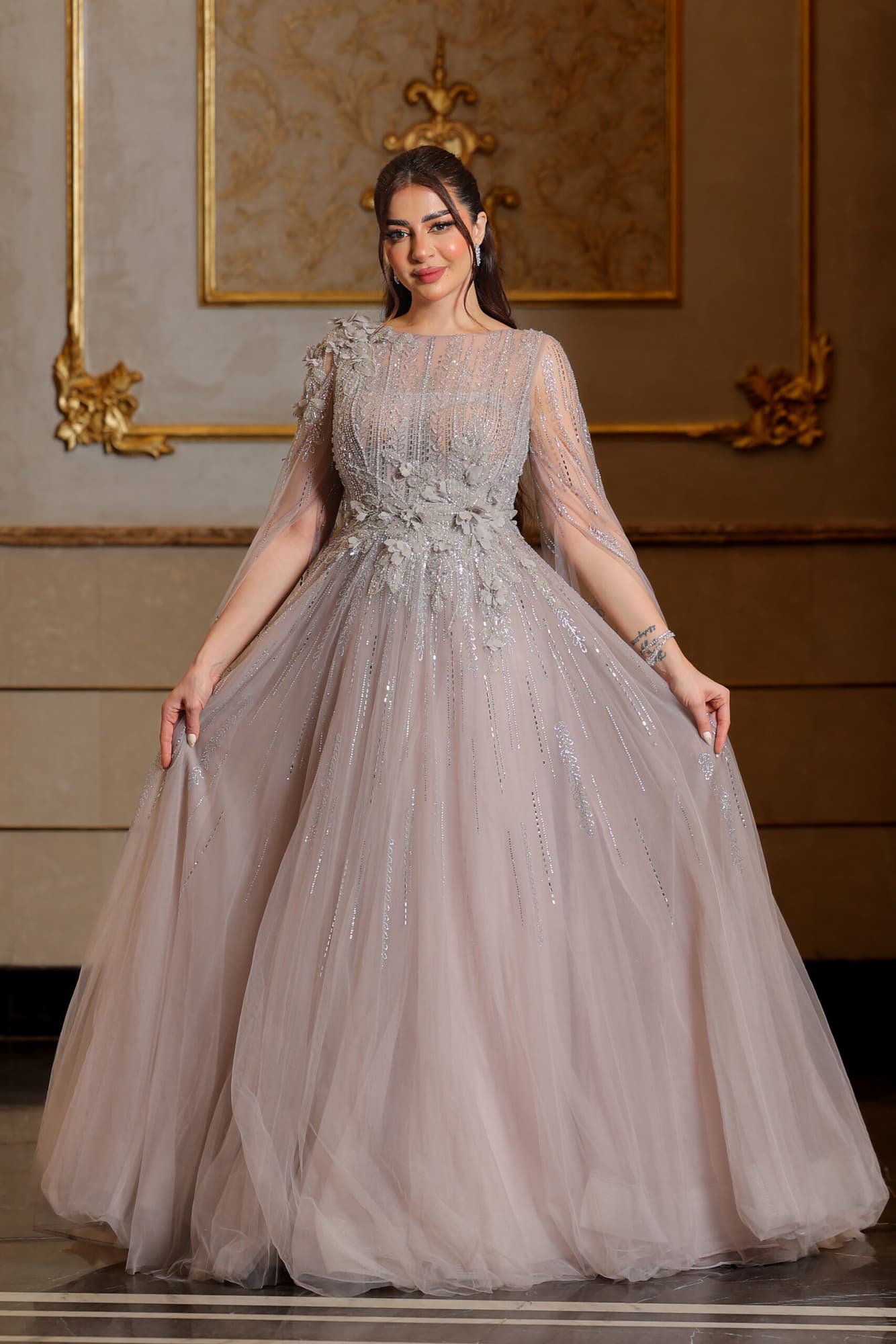 فستان سهرة تل كلوش مزين بالورد باكمام كيب