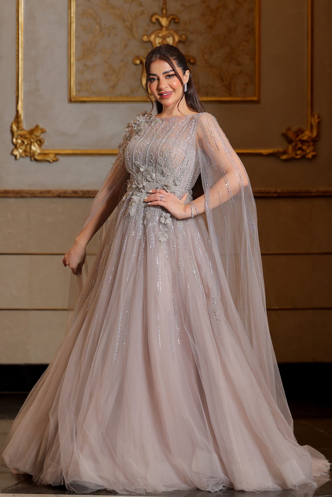 فستان سهرة تل كلوش مزين بالورد باكمام كيب