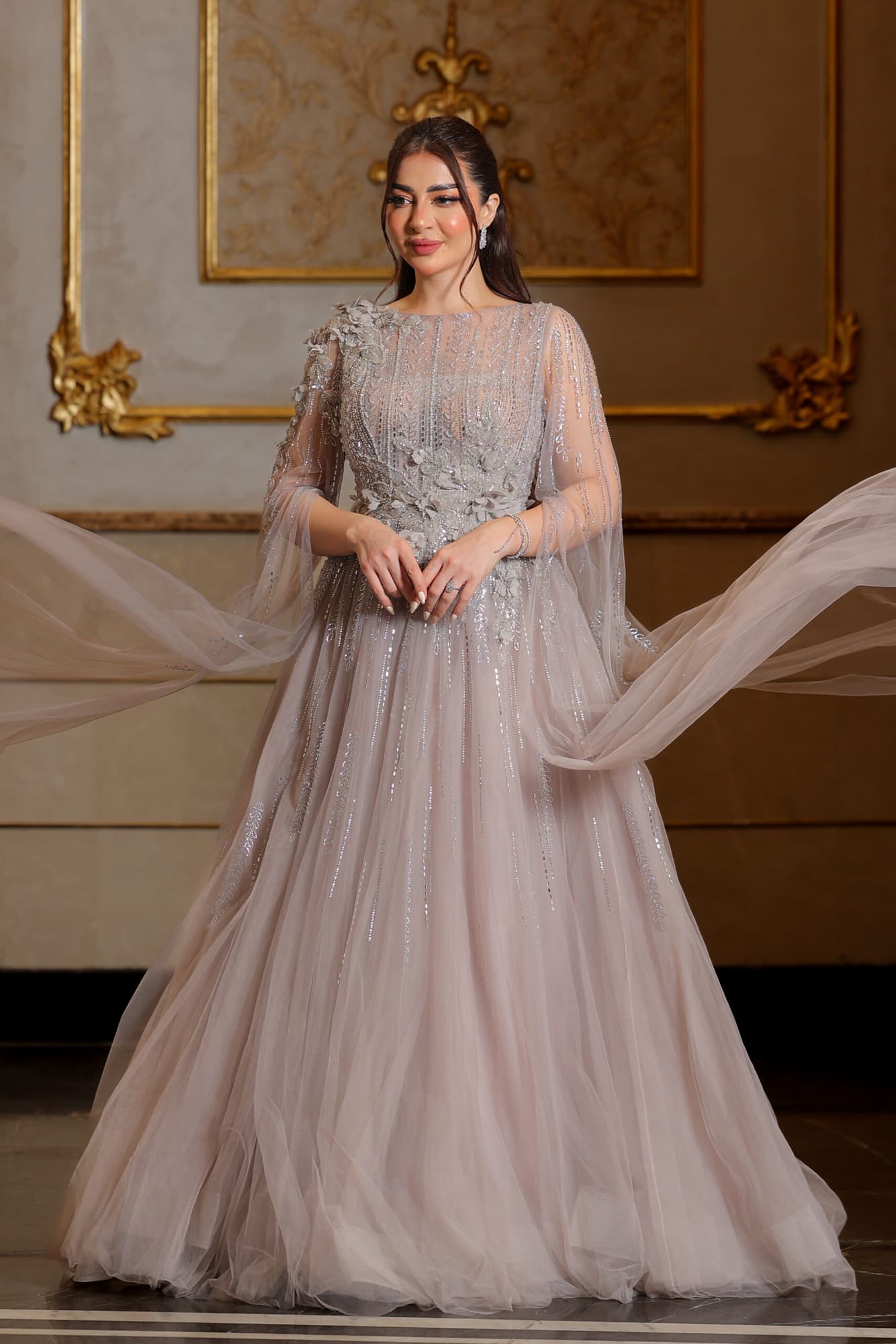 فستان سهرة تل كلوش مزين بالورد باكمام كيب