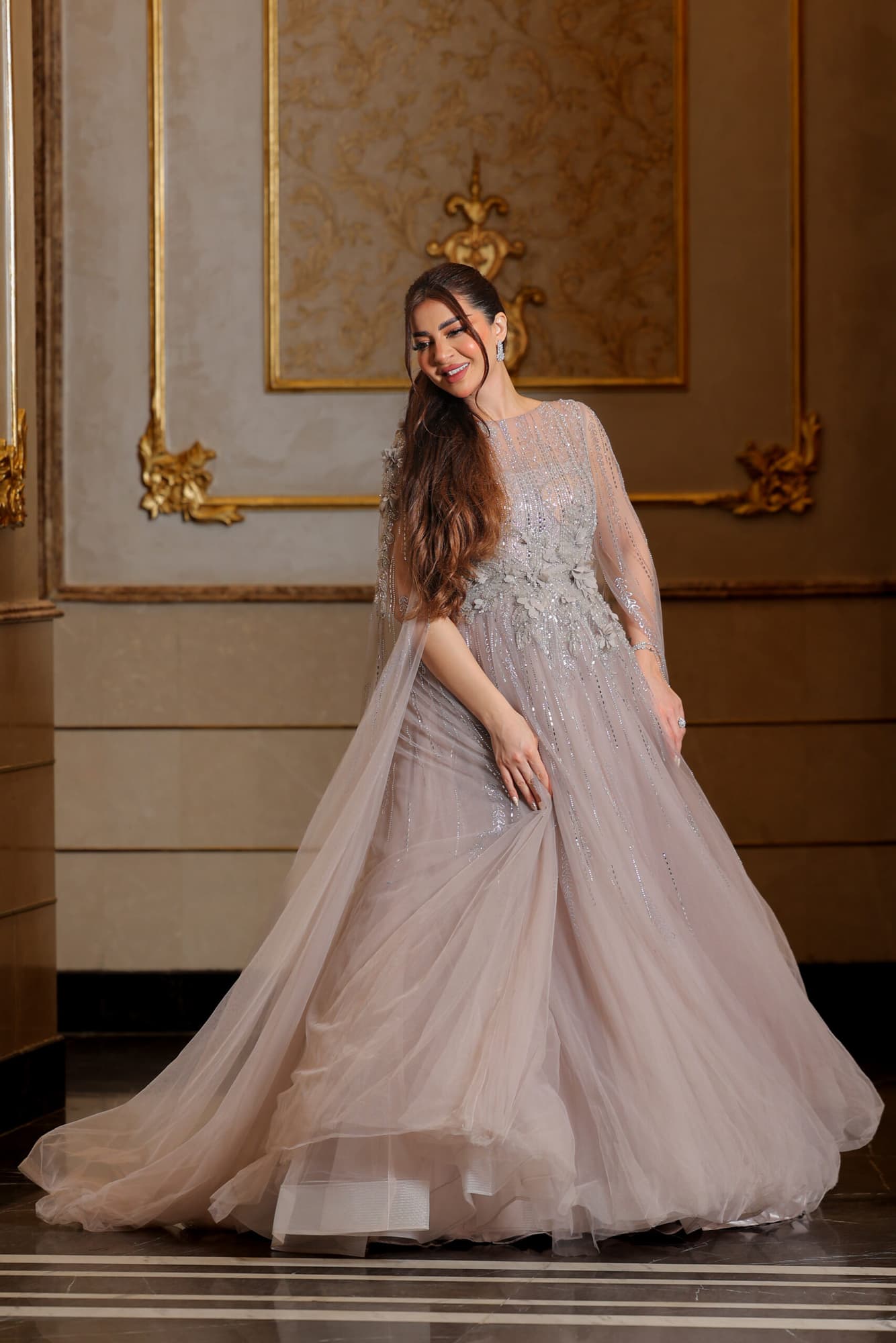 فستان سهرة تل كلوش مزين بالورد باكمام كيب