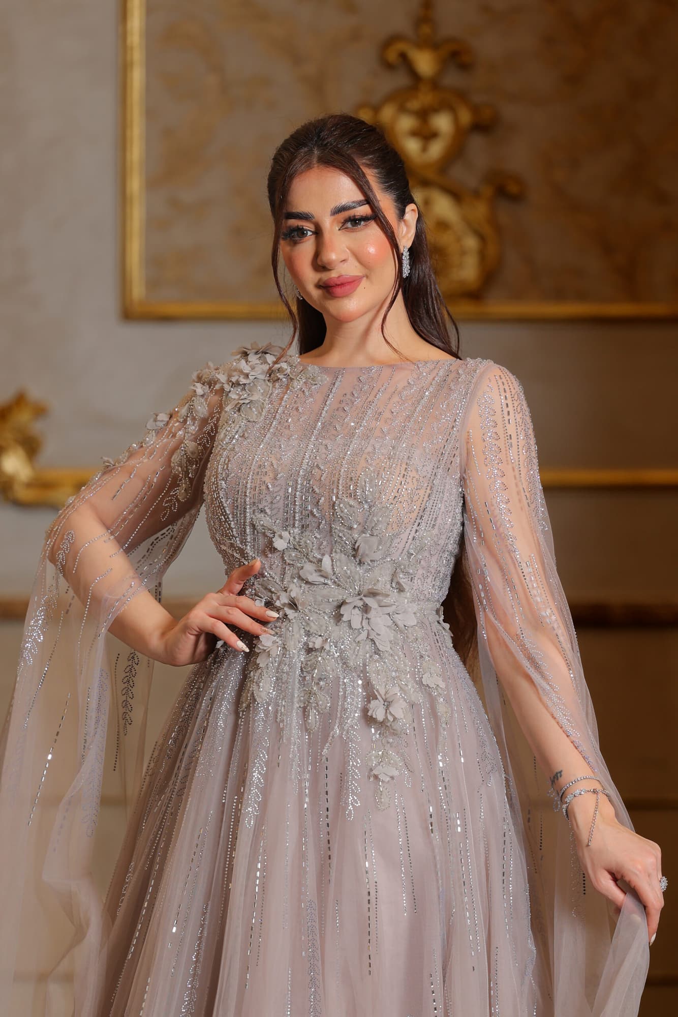 فستان سهرة تل كلوش مزين بالورد باكمام كيب