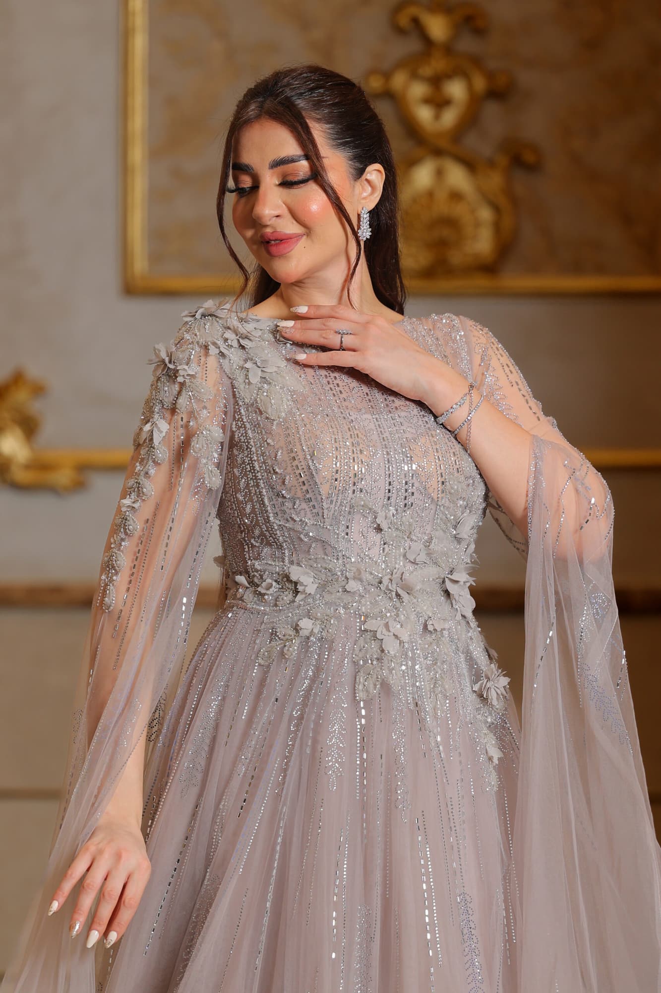 فستان سهرة تل كلوش مزين بالورد باكمام كيب