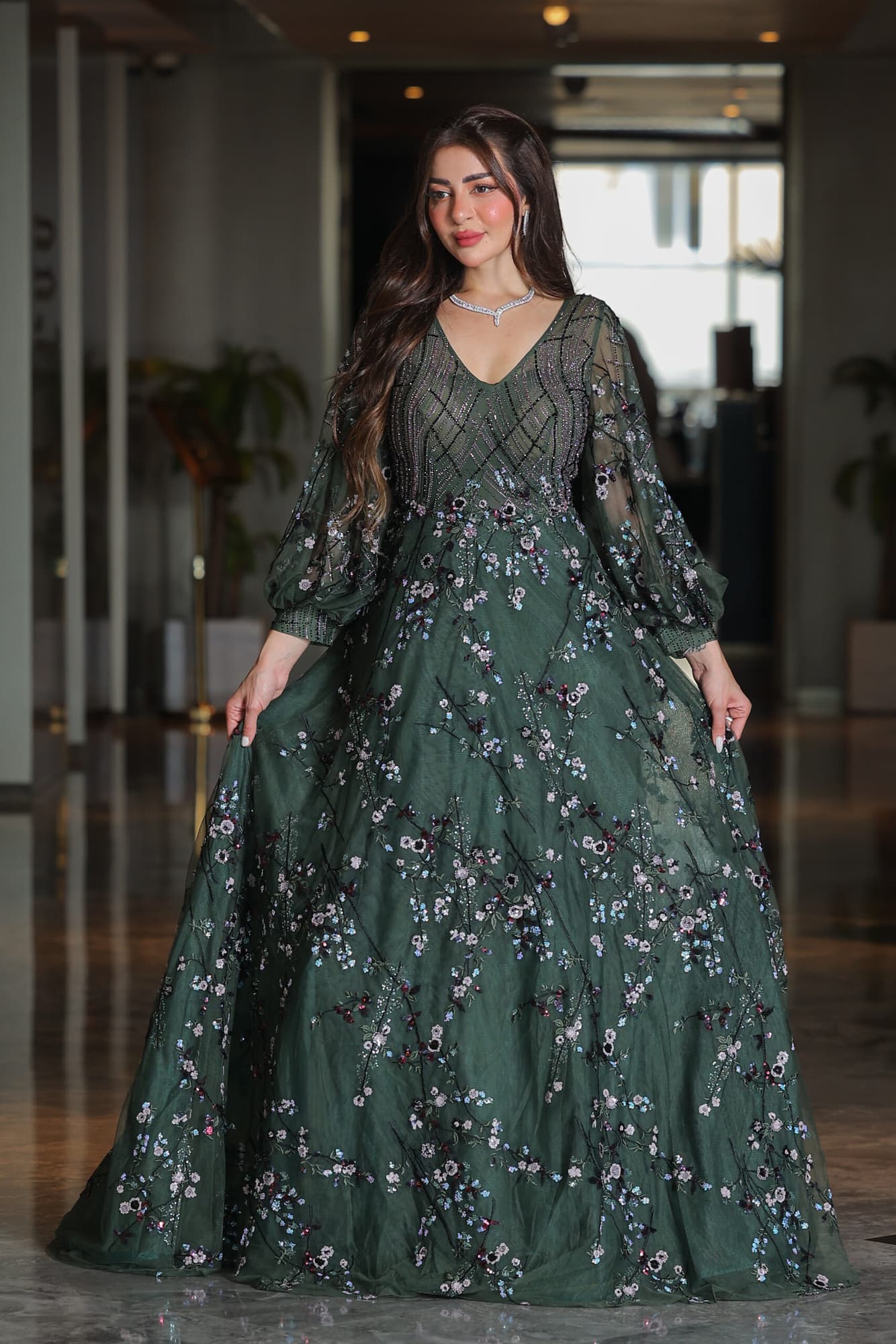 فستان سهرة فخم كلوش بتطريز ورود من الترتر اخضر غامق