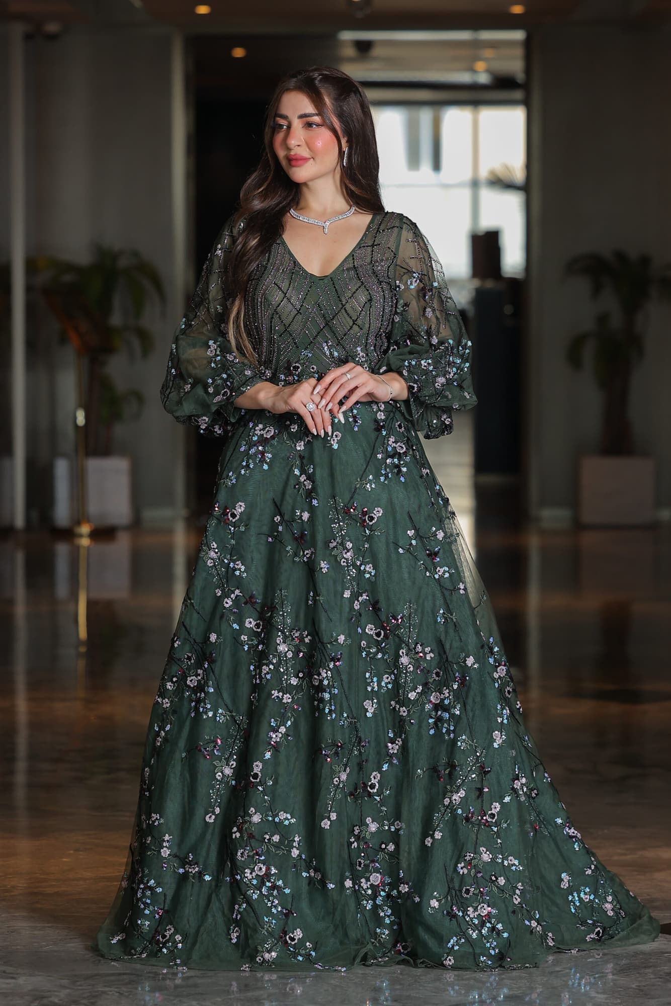 فستان سهرة فخم كلوش بتطريز ورود من الترتر