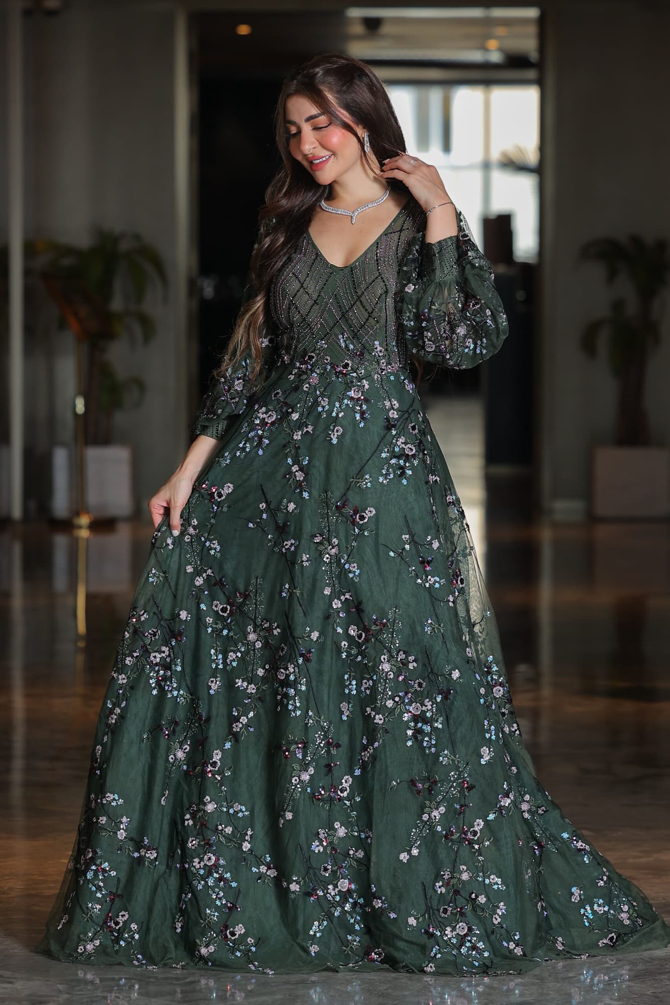 فستان سهرة فخم كلوش بتطريز ورود من الترتر