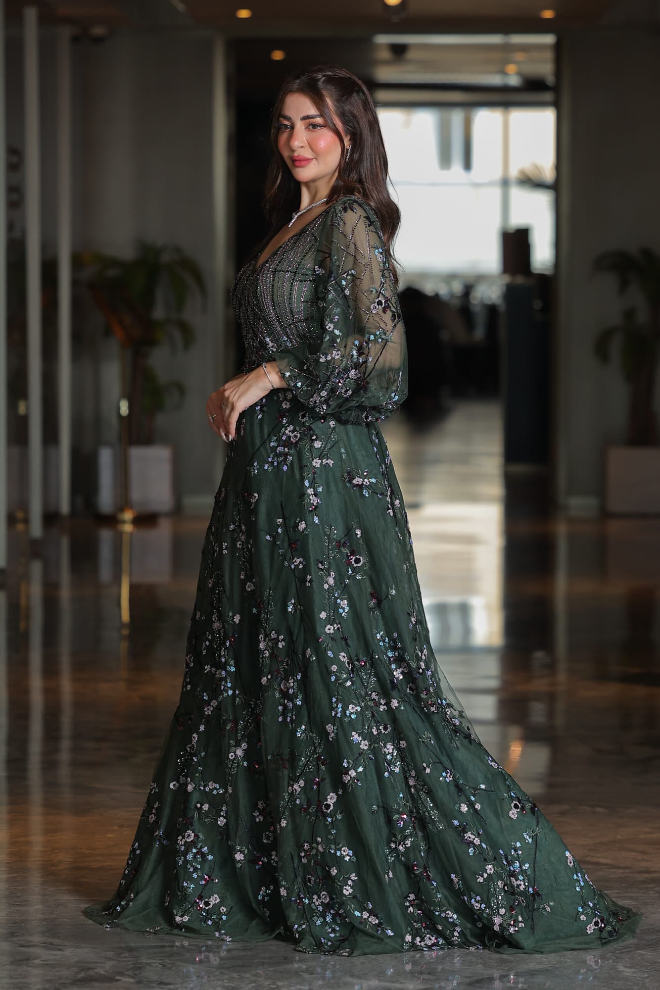 فستان سهرة فخم كلوش بتطريز ورود من الترتر