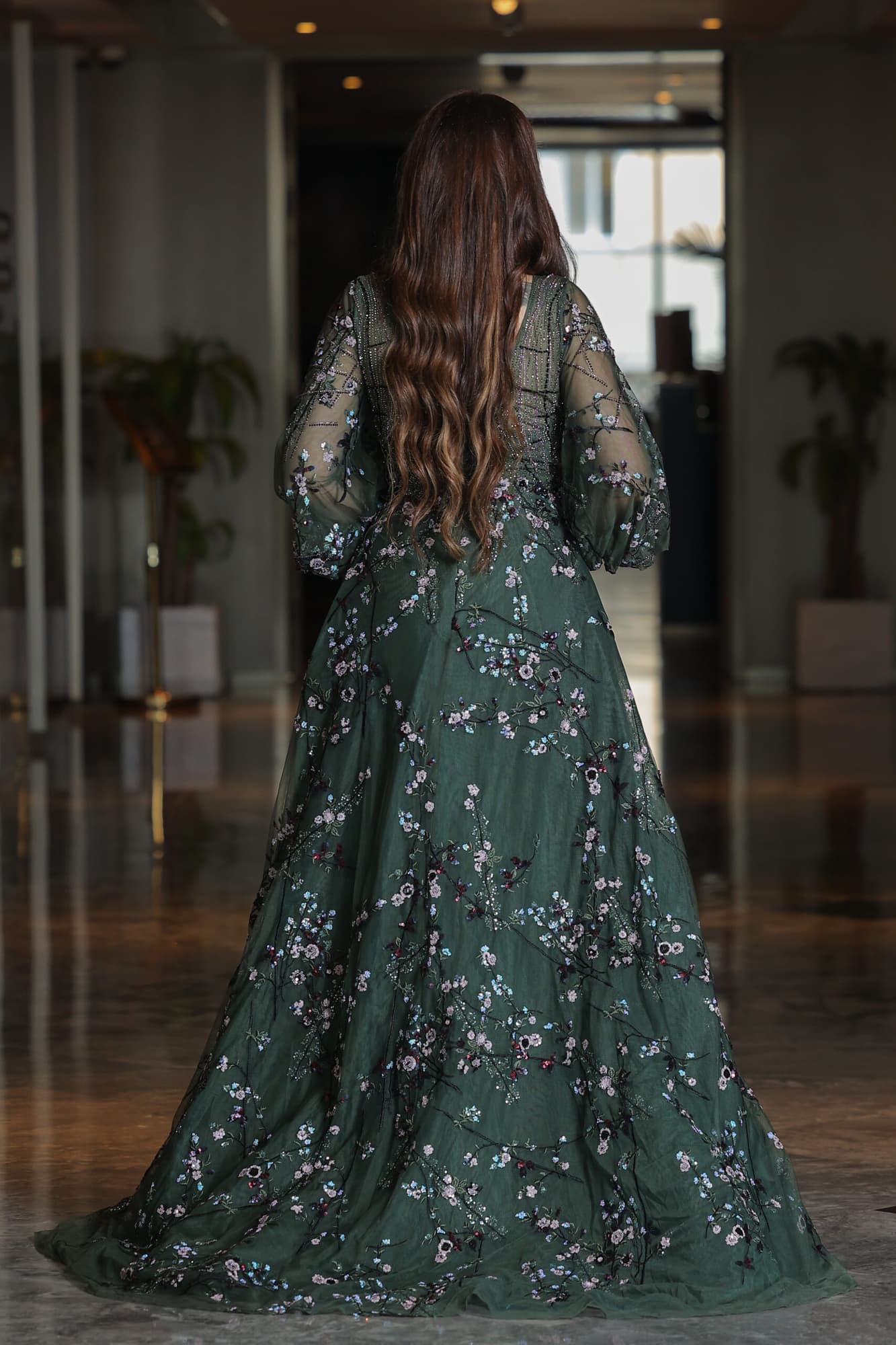 فستان سهرة فخم كلوش بتطريز ورود من الترتر