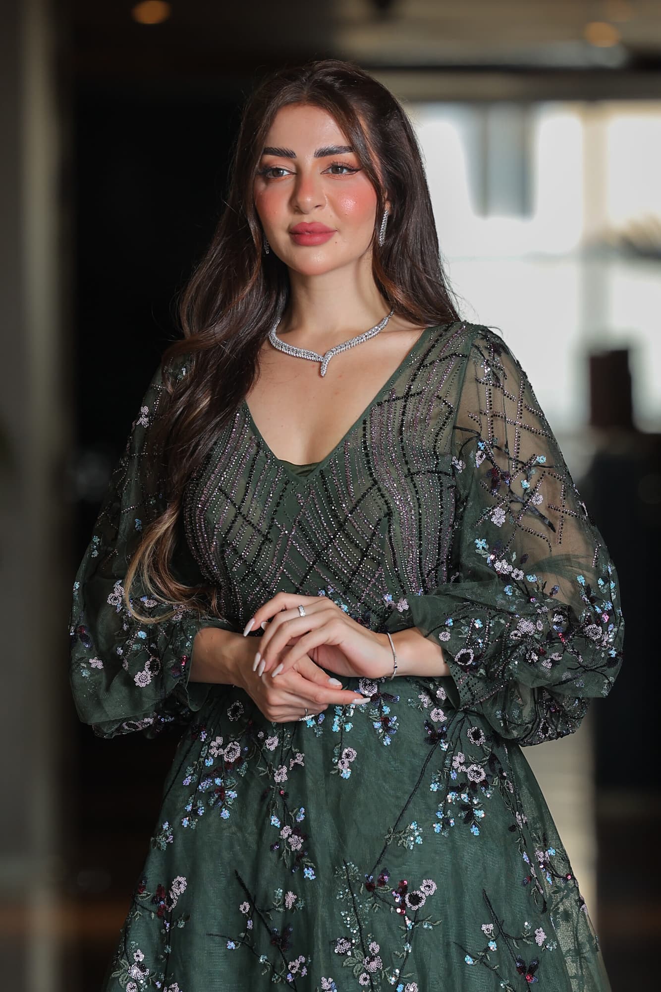 فستان سهرة فخم كلوش بتطريز ورود من الترتر