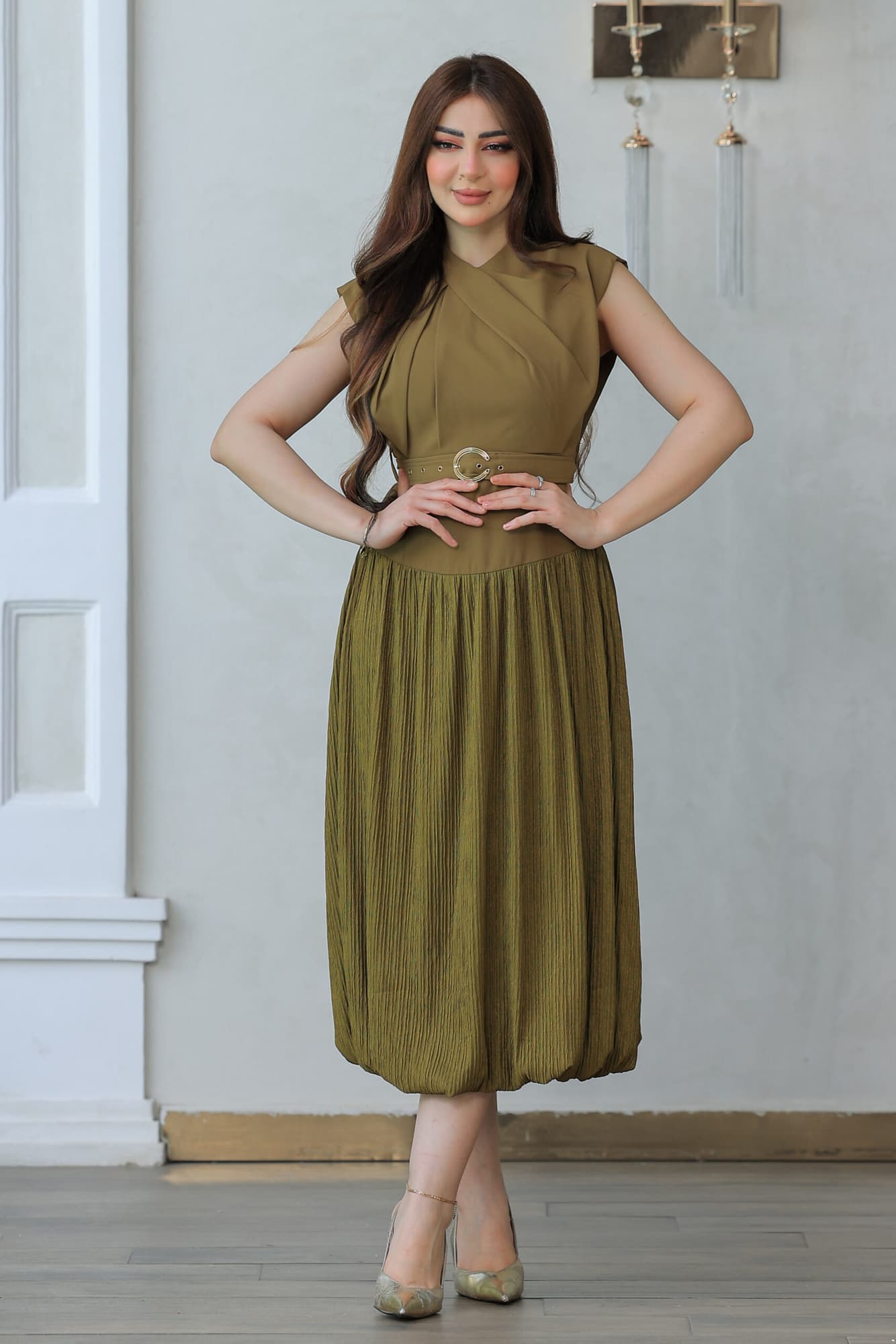 فستان أنيق يتميز بتصميم عصري ذات طابع كلاسيكي