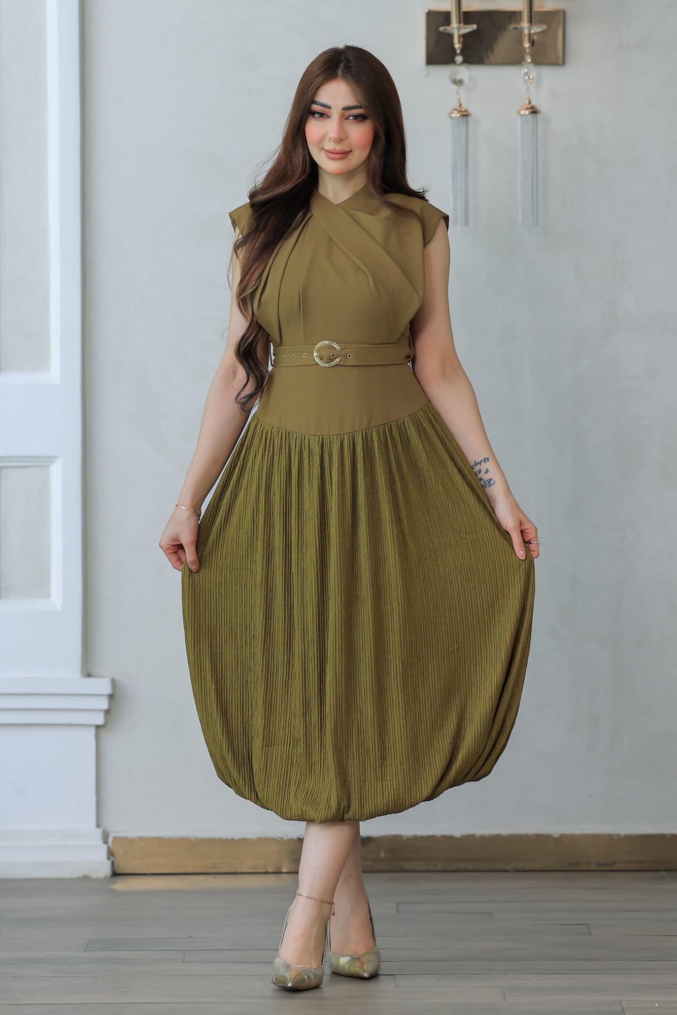 فستان أنيق يتميز بتصميم عصري ذات طابع كلاسيكي