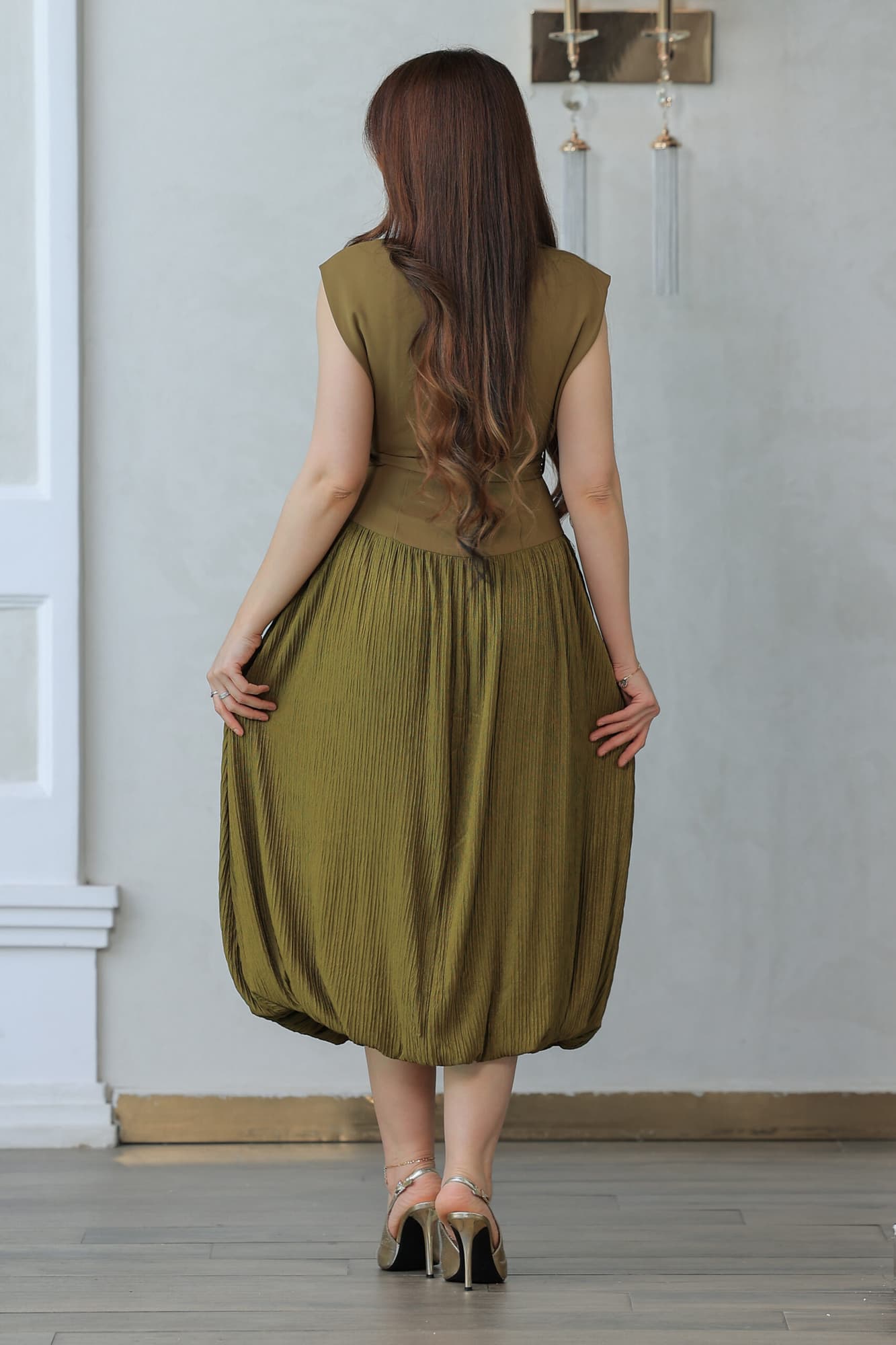 فستان أنيق يتميز بتصميم عصري ذات طابع كلاسيكي