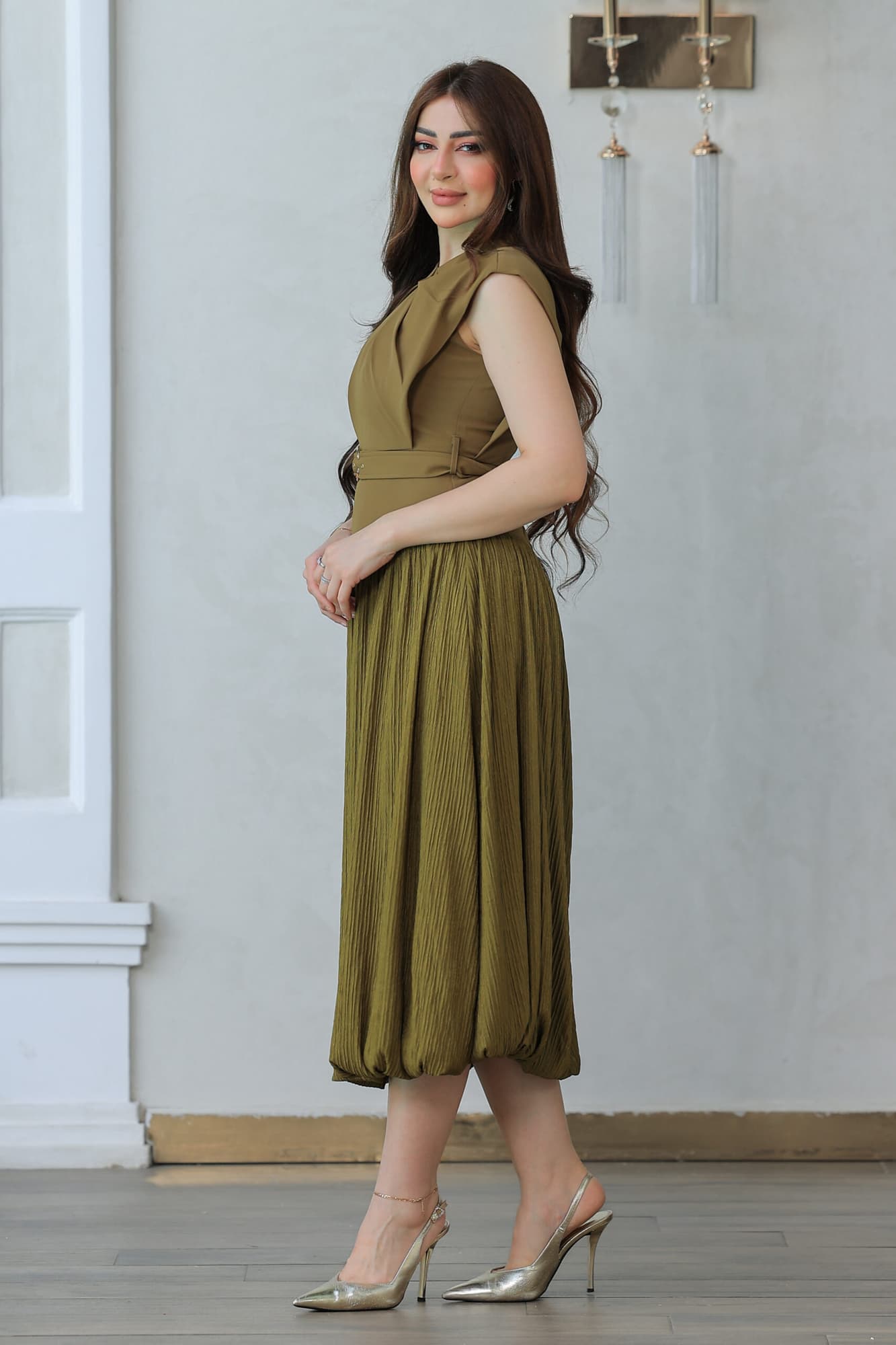 فستان أنيق يتميز بتصميم عصري ذات طابع كلاسيكي