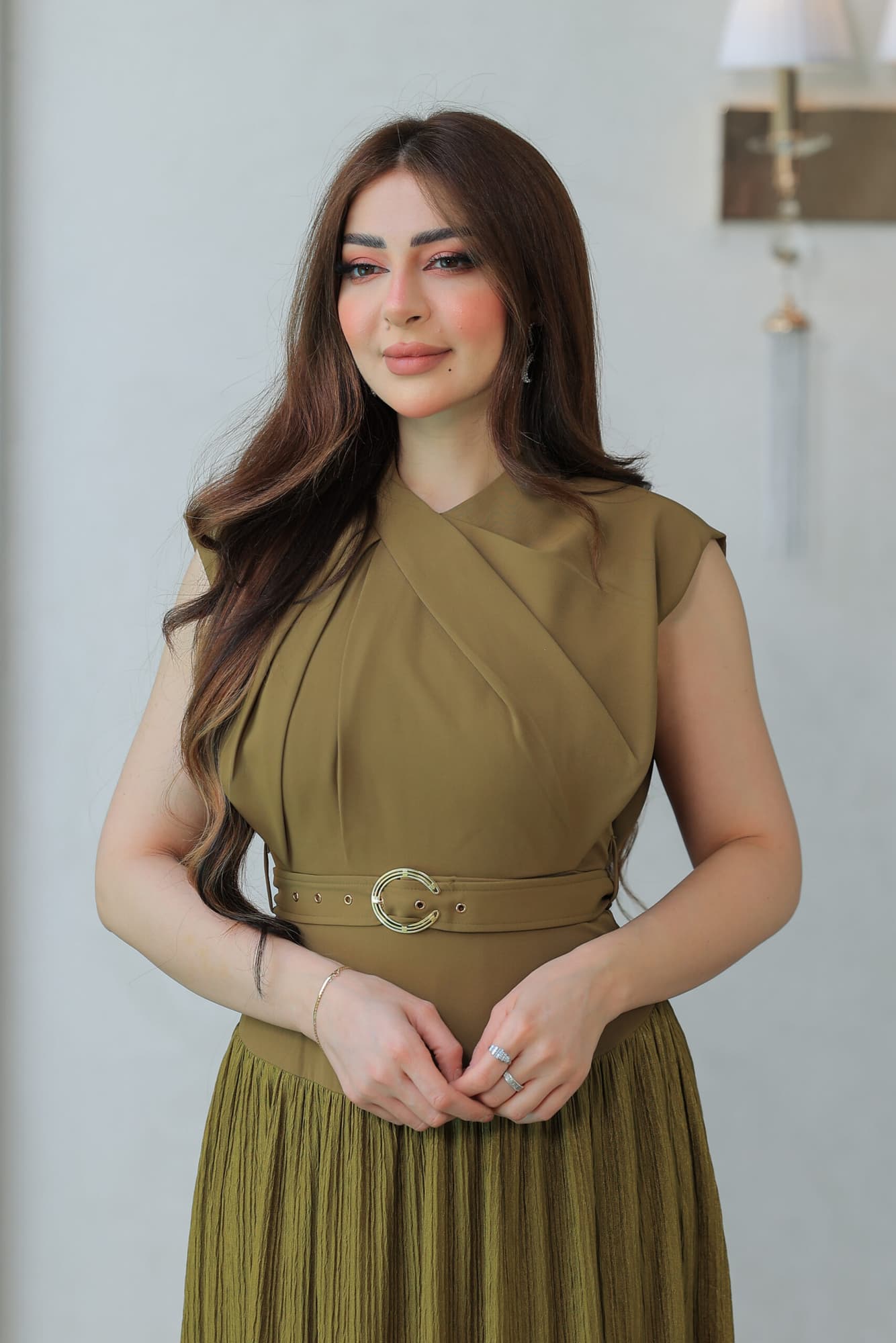 فستان أنيق يتميز بتصميم عصري ذات طابع كلاسيكي