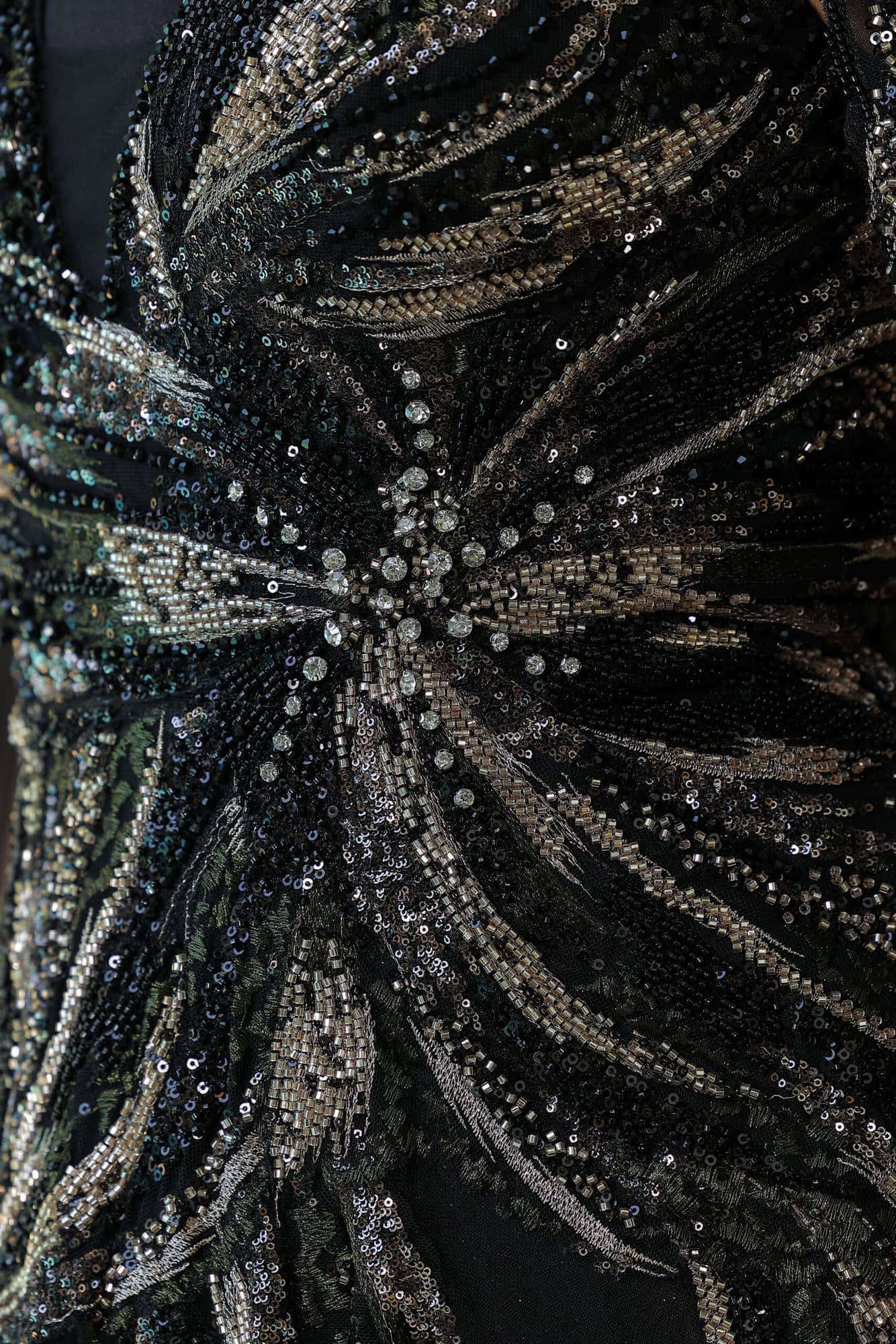 فستان سهرة مزين بالخرز باكمام كيب شفاف اسود