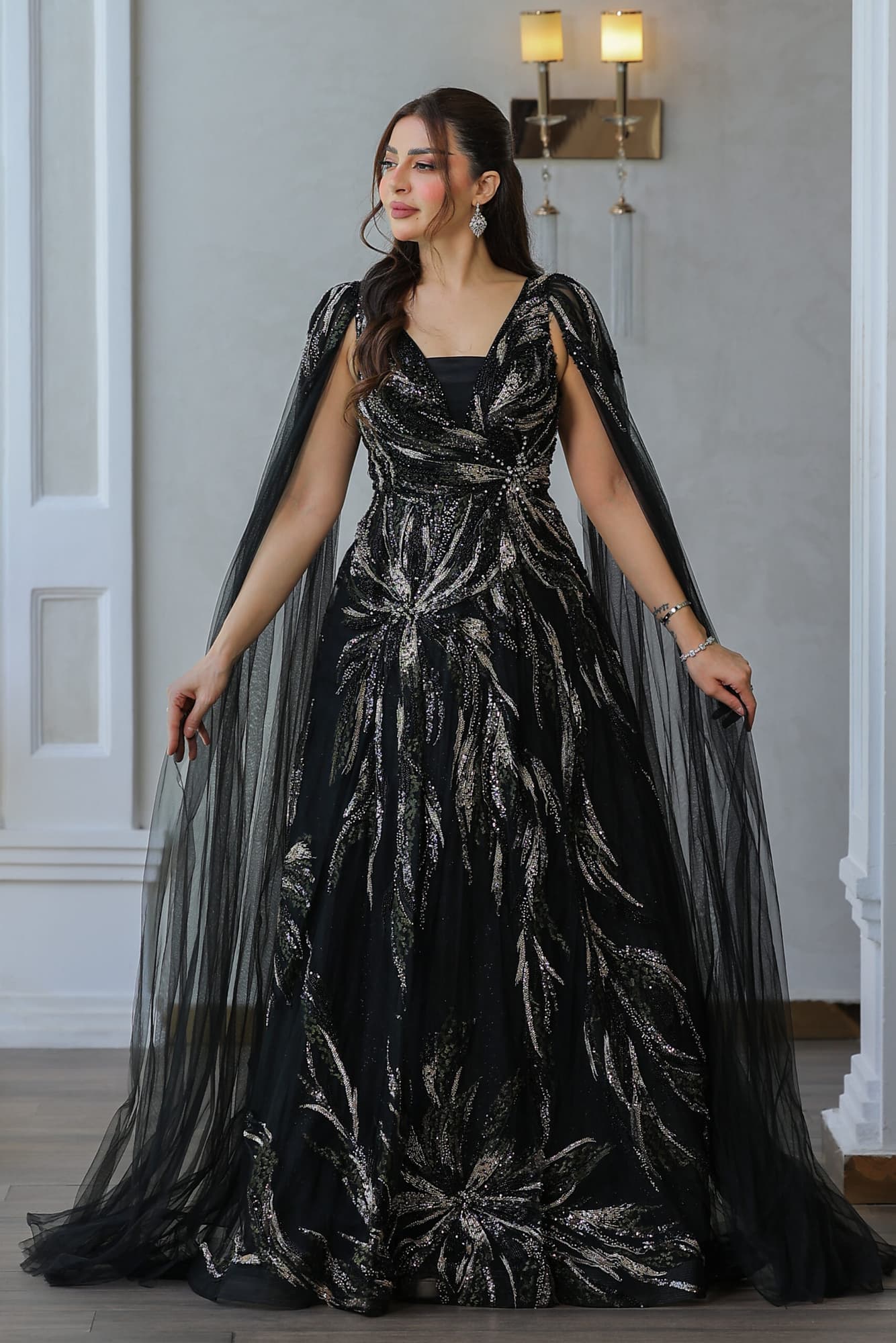 فستان سهرة مزين بالخرز باكمام كيب شفاف