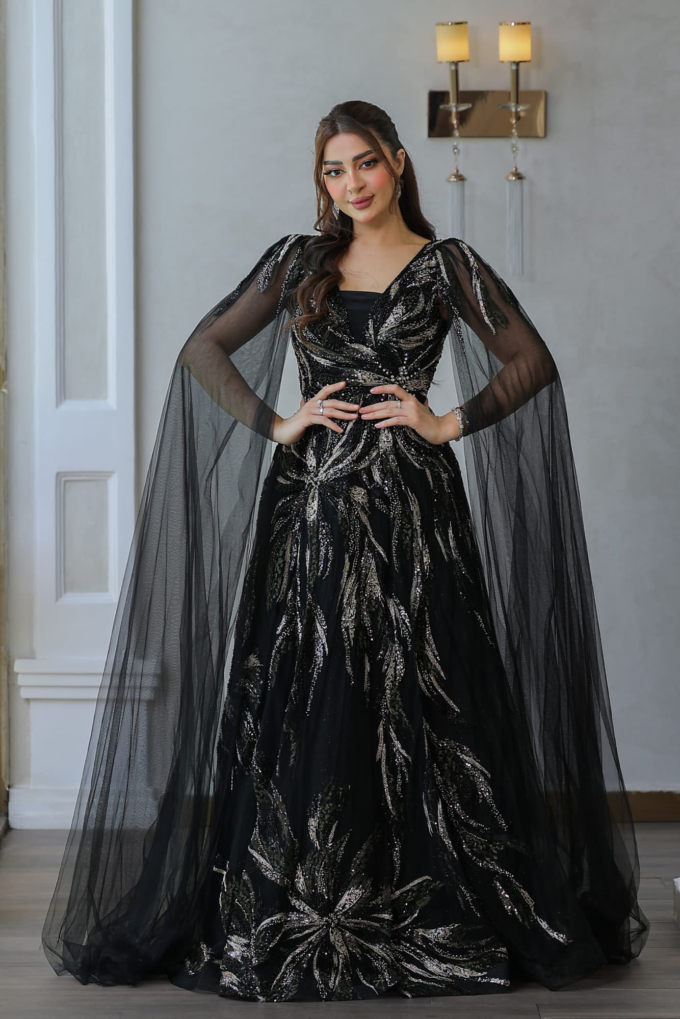 فستان سهرة مزين بالخرز باكمام كيب شفاف