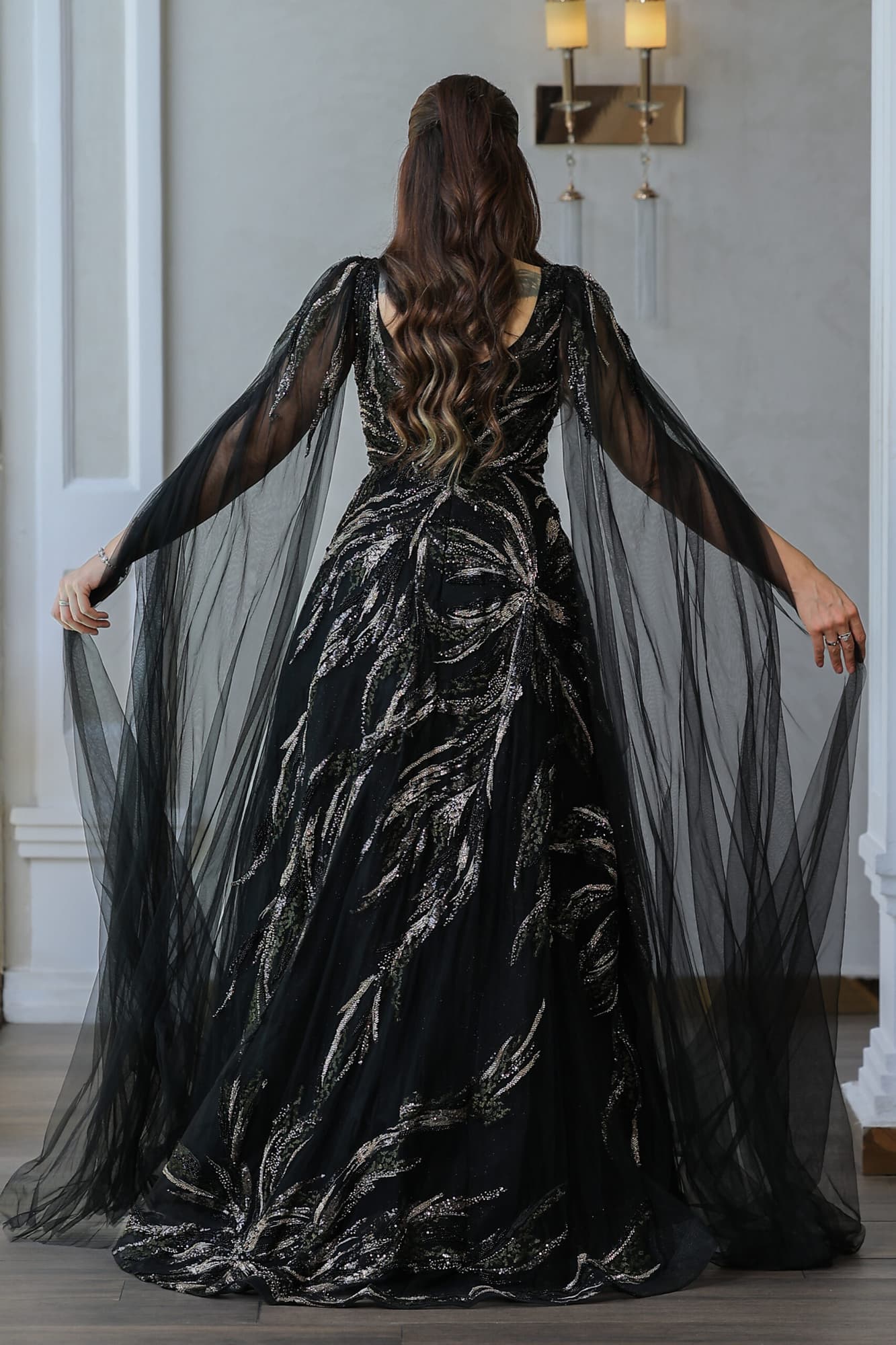 فستان سهرة مزين بالخرز باكمام كيب شفاف