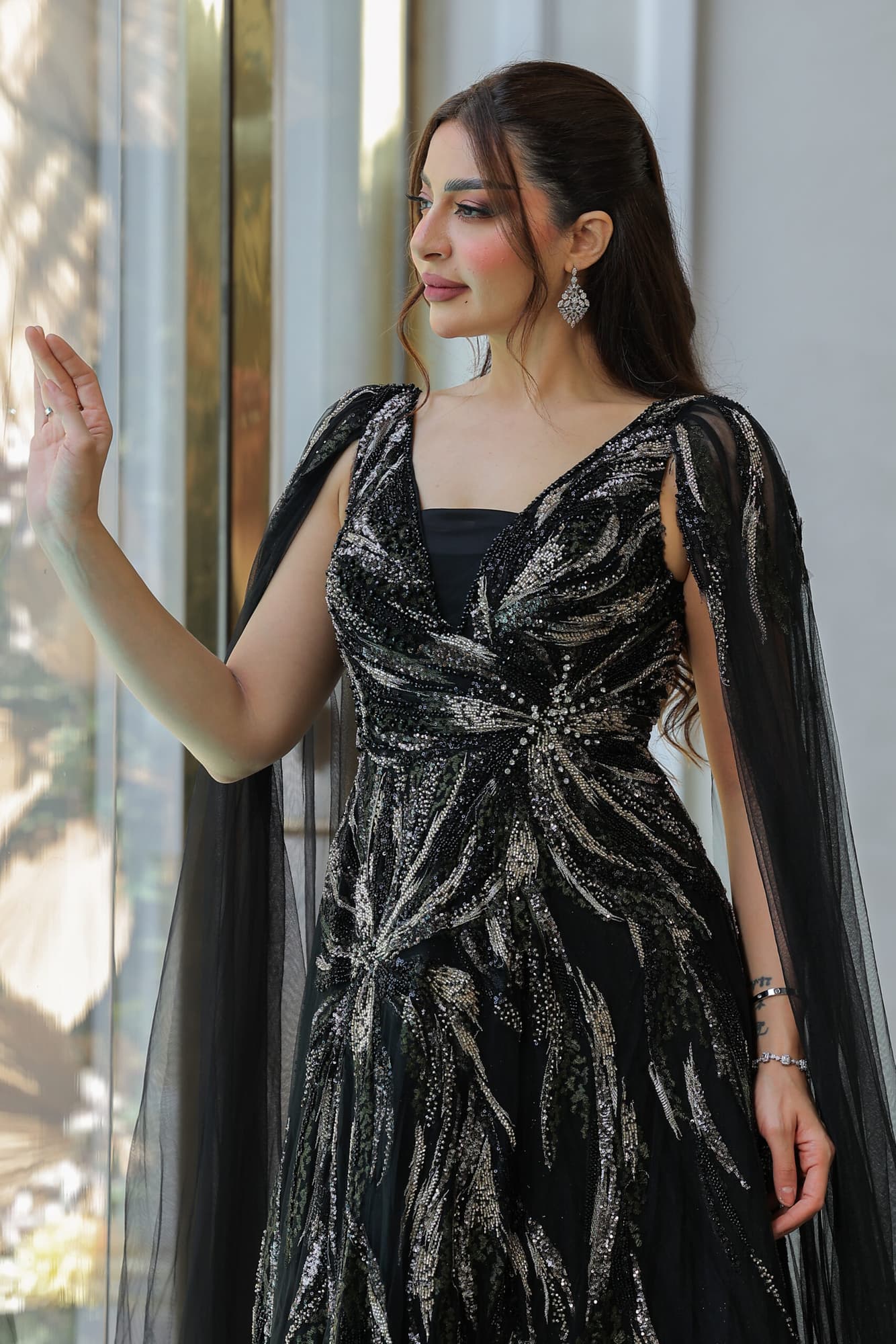 فستان سهرة مزين بالخرز باكمام كيب شفاف