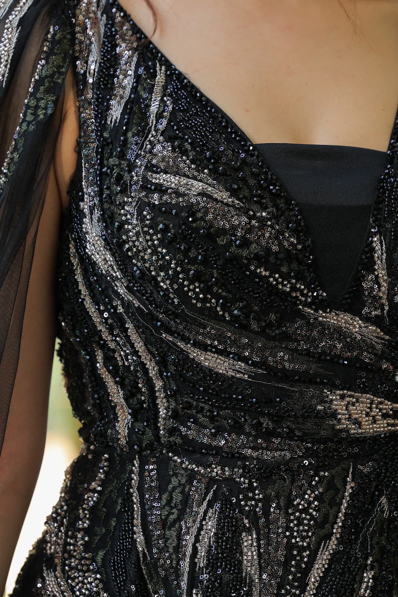 فستان سهرة مزين بالخرز باكمام كيب شفاف