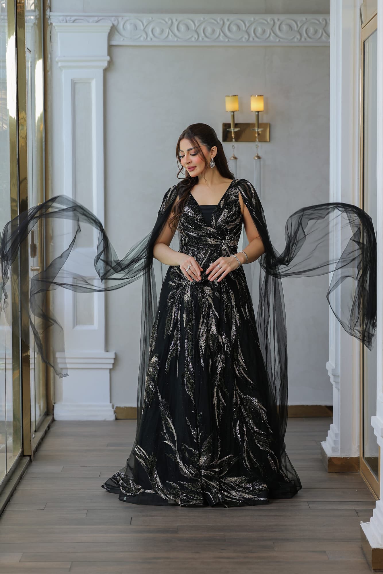 فستان سهرة مزين بالخرز باكمام كيب شفاف