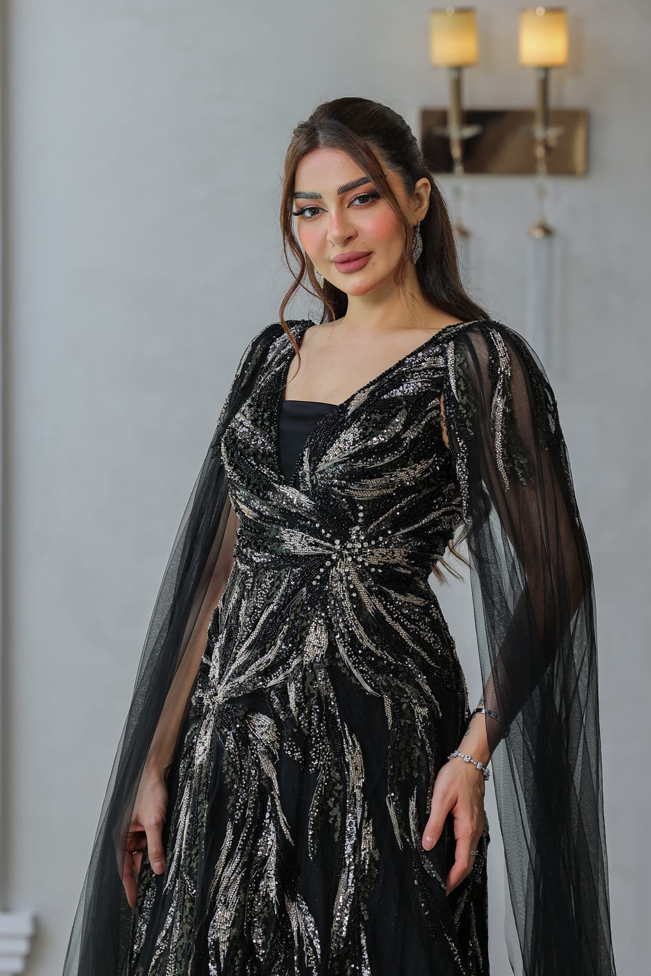 فستان سهرة مزين بالخرز باكمام كيب شفاف